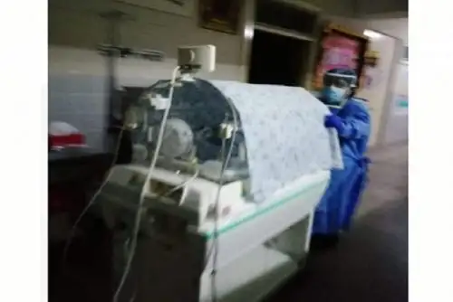 La cesárea se efectuó teniendo en cuenta todos los protocolos de bioseguridad para evitar el contagio de madre a bebé y también del personal médico.