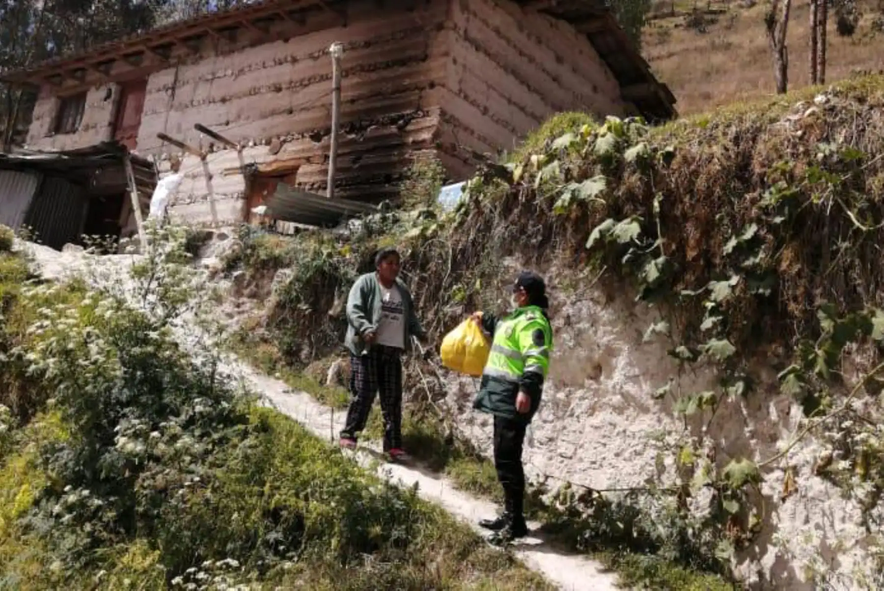 En una acción solidaria, agentes de la Policía Nacional llevaron canastas con productos de primera necesidad a las familias de los centros poblados más alejados de la región de Cajamarca. Foto: ANDINA/ @PoliciaPeru.