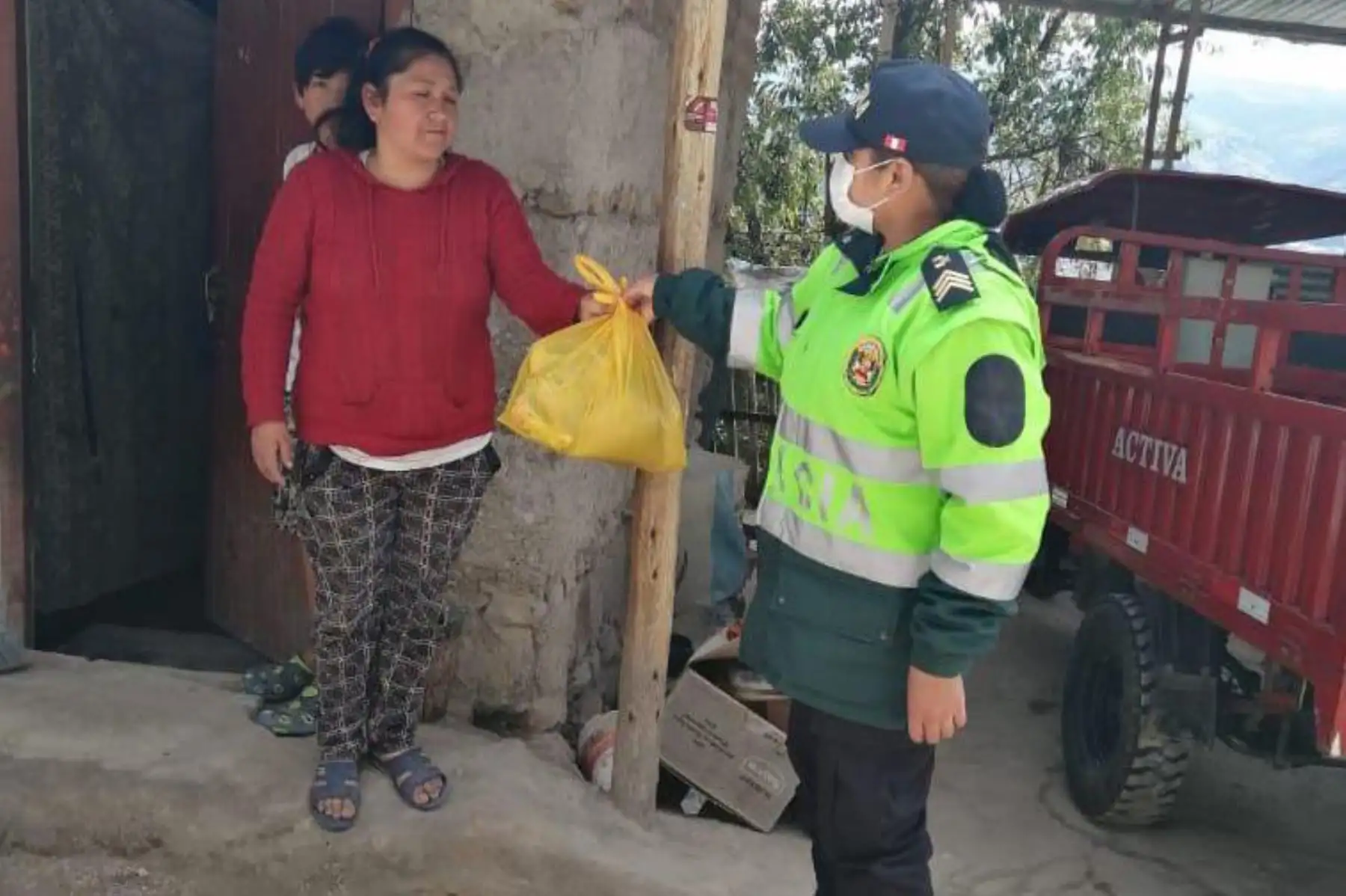 En una acción solidaria, agentes de la Policía Nacional llevaron canastas con productos de primera necesidad a las familias de los centros poblados más alejados de la región de Cajamarca. Foto: ANDINA/ @PoliciaPeru.
