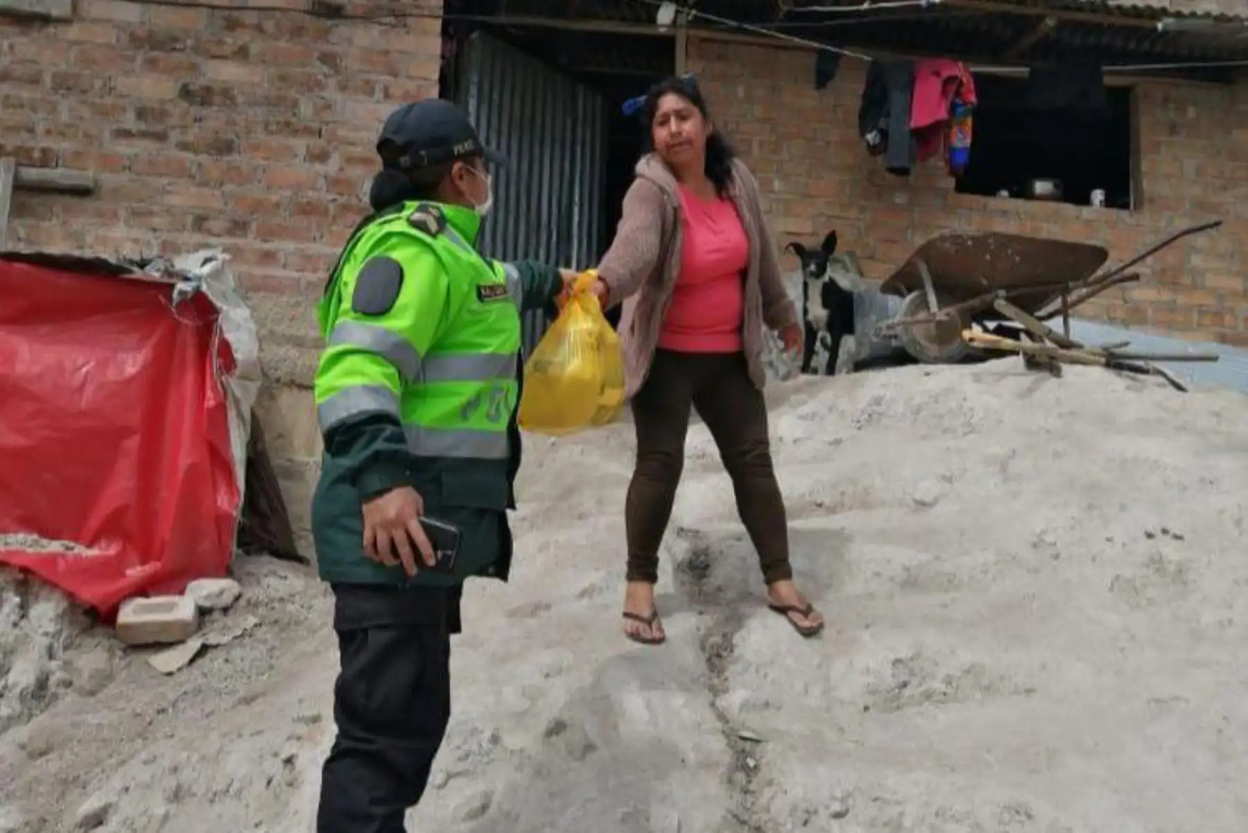En una acción solidaria, agentes de la Policía Nacional llevaron canastas con productos de primera necesidad a las familias de los centros poblados más alejados de la región de Cajamarca. Foto: ANDINA/ @PoliciaPeru.