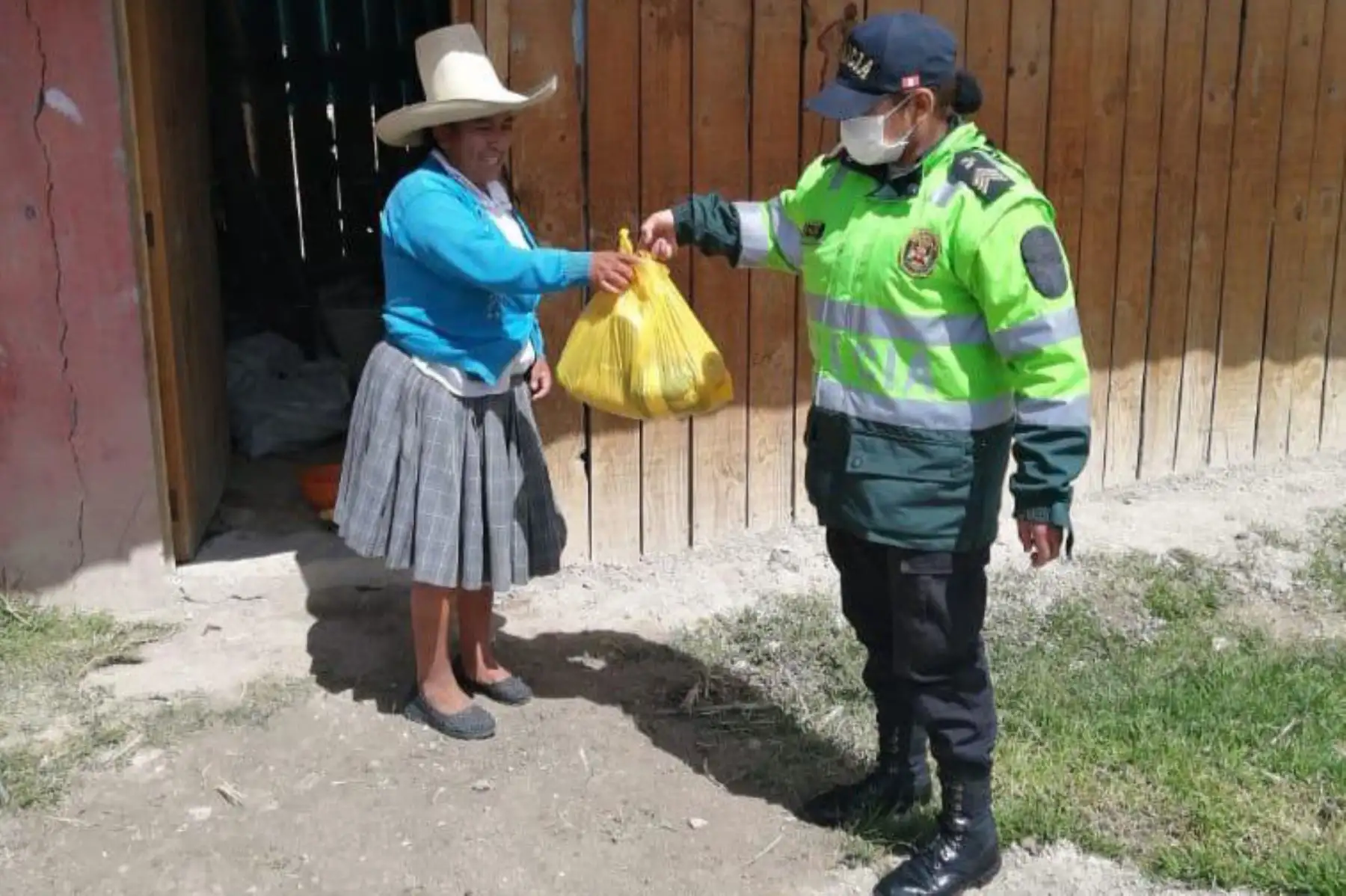 En una acción solidaria, agentes de la Policía Nacional llevaron canastas con productos de primera necesidad a las familias de los centros poblados más alejados de la región de Cajamarca. Foto: ANDINA/ @PoliciaPeru.
