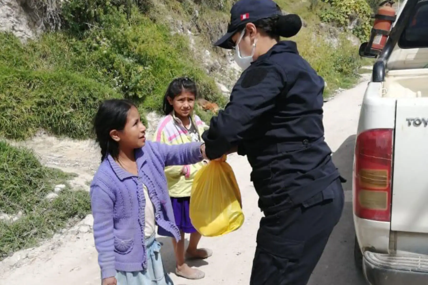 En una acción solidaria, agentes de la Policía Nacional llevaron canastas con productos de primera necesidad a las familias de los centros poblados más alejados de la región de Cajamarca. Foto: ANDINA/ @PoliciaPeru.