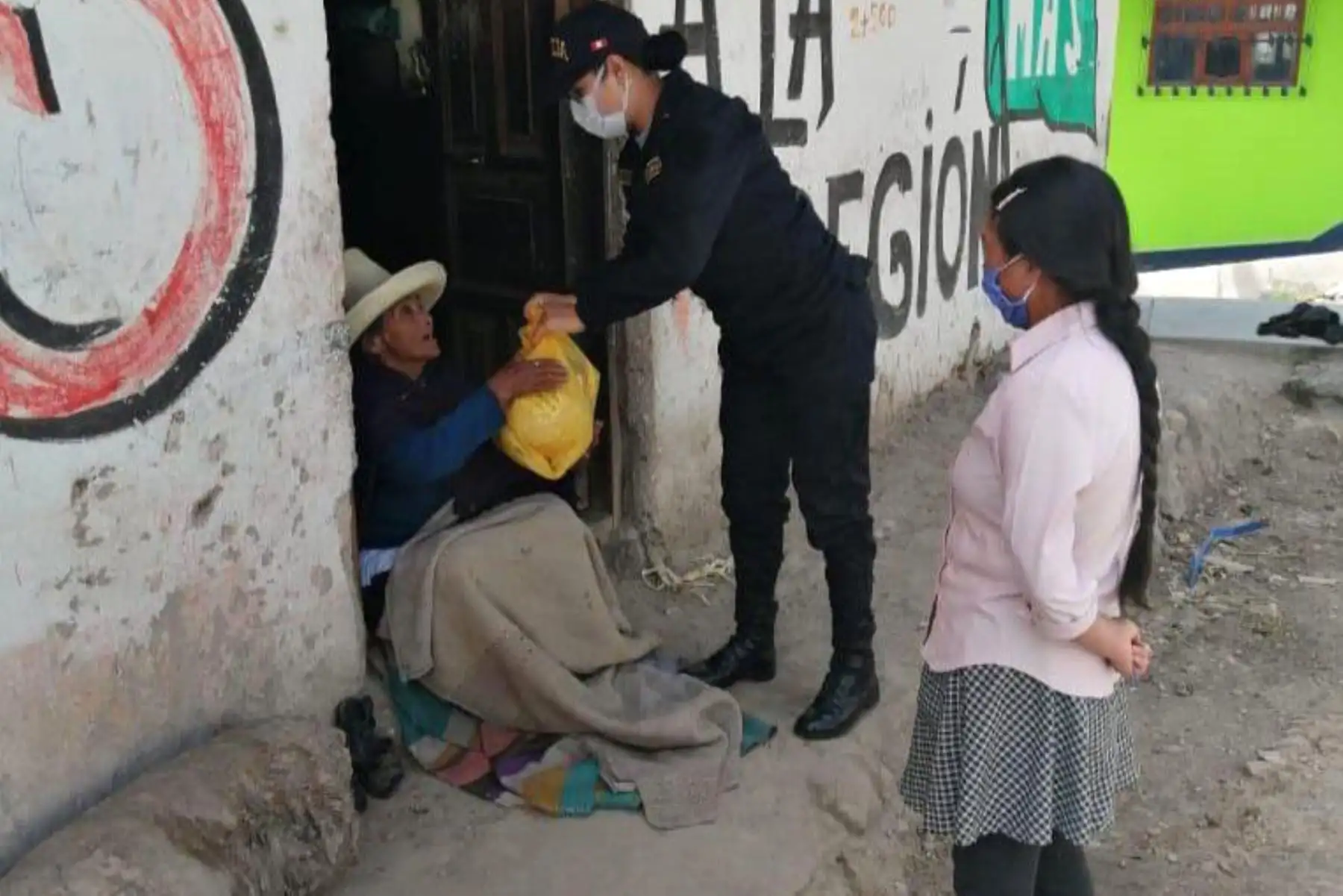 En una acción solidaria, agentes de la Policía Nacional llevaron canastas con productos de primera necesidad a las familias de los centros poblados más alejados de la región de Cajamarca. Foto: ANDINA/ @PoliciaPeru.