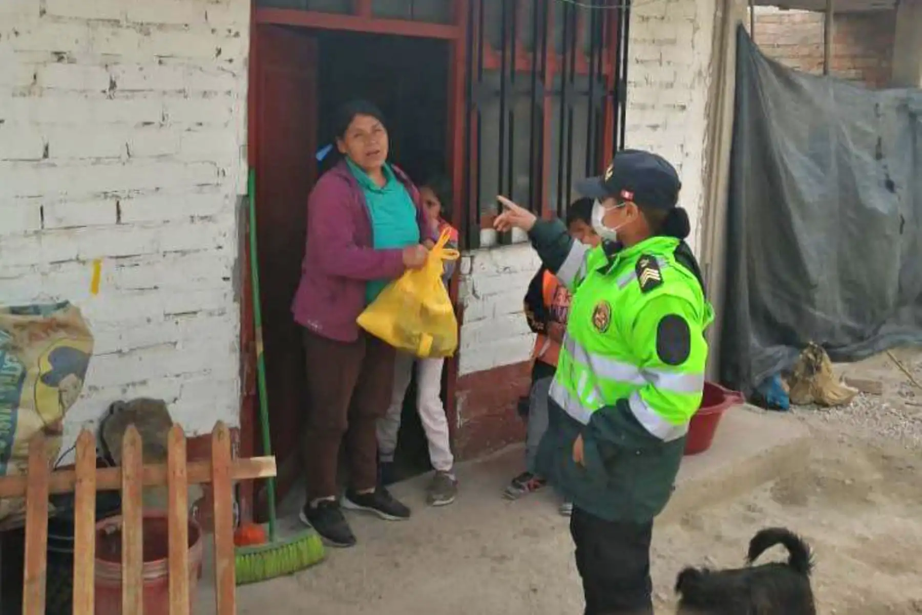 En una acción solidaria, agentes de la Policía Nacional llevaron canastas con productos de primera necesidad a las familias de los centros poblados más alejados de la región de Cajamarca. Foto: ANDINA/ @PoliciaPeru.