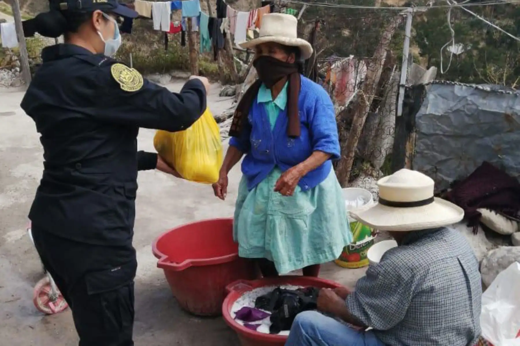 En una acción solidaria, agentes de la Policía Nacional llevaron canastas con productos de primera necesidad a las familias de los centros poblados más alejados de la región de Cajamarca. Foto: ANDINA/ @PoliciaPeru.