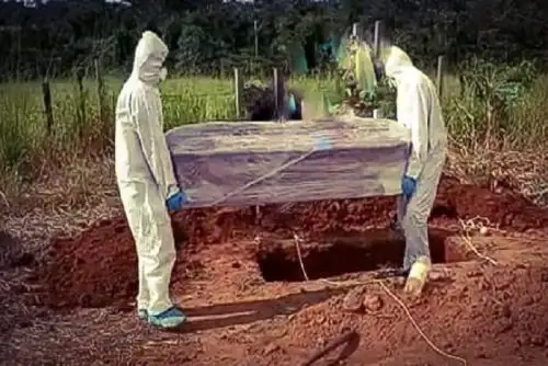 Personal de la Dirección Regional de Salud (Diresa) de Madre de Dios supervisó el cumplimiento de las disposiciones de la OMS en la inhumación de estos casos: enterrar el cuerpo tres metros bajo tierra.