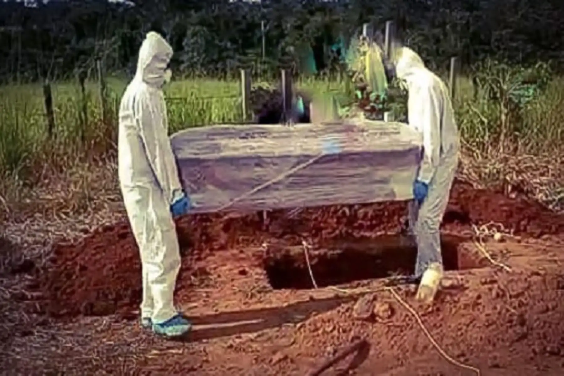 Personal de la Dirección Regional de Salud (Diresa) de Madre de Dios supervisó el cumplimiento de las disposiciones de la OMS en la inhumación de estos casos: enterrar el cuerpo tres metros bajo tierra.