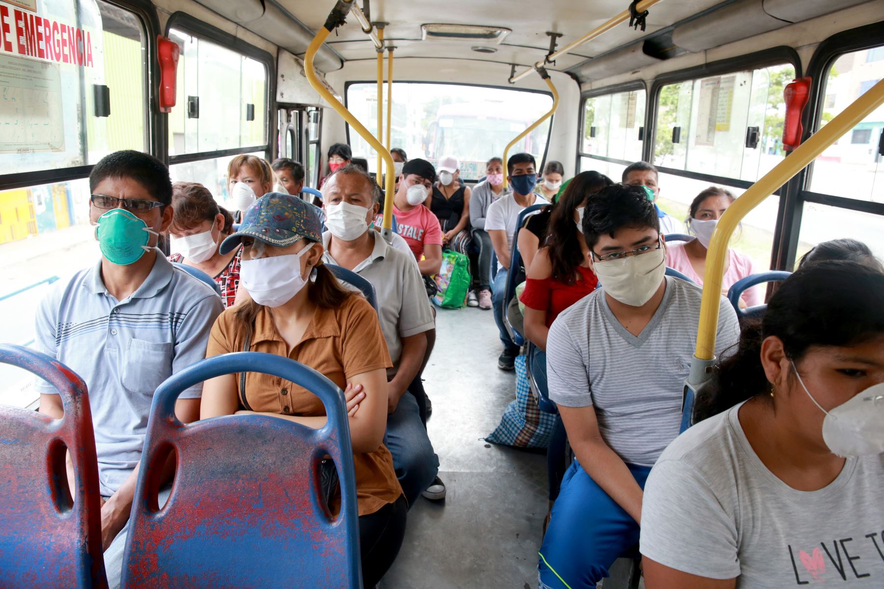 Trabajadores en transporte público durante la cuarentena por coronavirusFoto:. ANDINA/Jhony Laurente