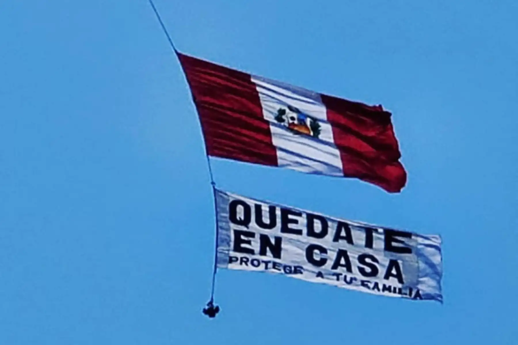 Un helicóptero Bell 212 de la Fuerza  Aérea sobrevoló Lima para brindar apoyo al personal FAP que viene patrullando los distritos de Surco, Miraflores, San Borja y Surquillo, transmitiendo a la vez un mensaje de aliento a toda la población. Foto: ANDINA/FAP