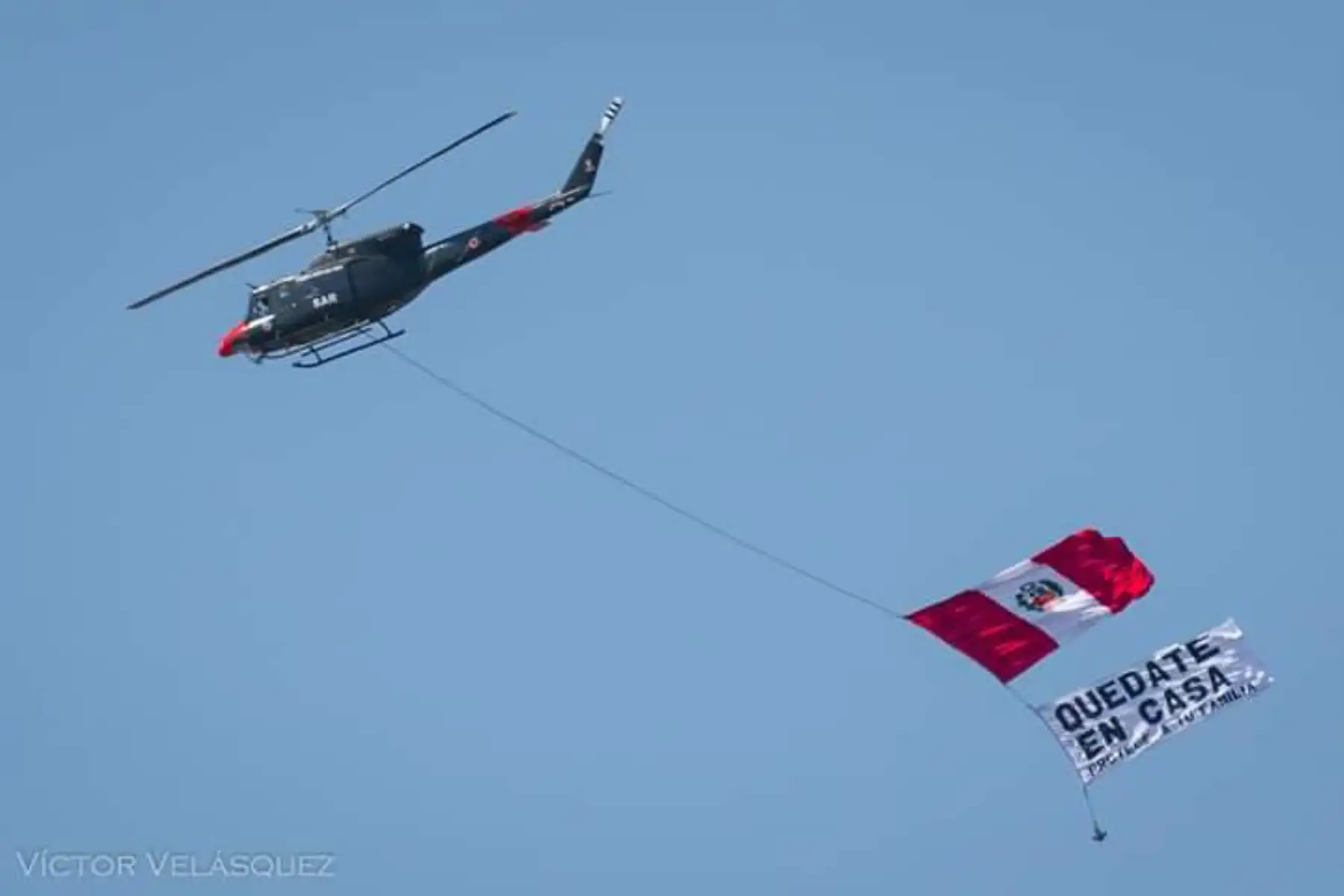 Un helicóptero Bell 212 de la Fuerza  Aérea sobrevoló Lima para brindar apoyo al personal FAP que viene patrullando los distritos de Surco, Miraflores, San Borja y Surquillo, transmitiendo a la vez un mensaje de aliento a toda la población. Foto: ANDINA/FAP
