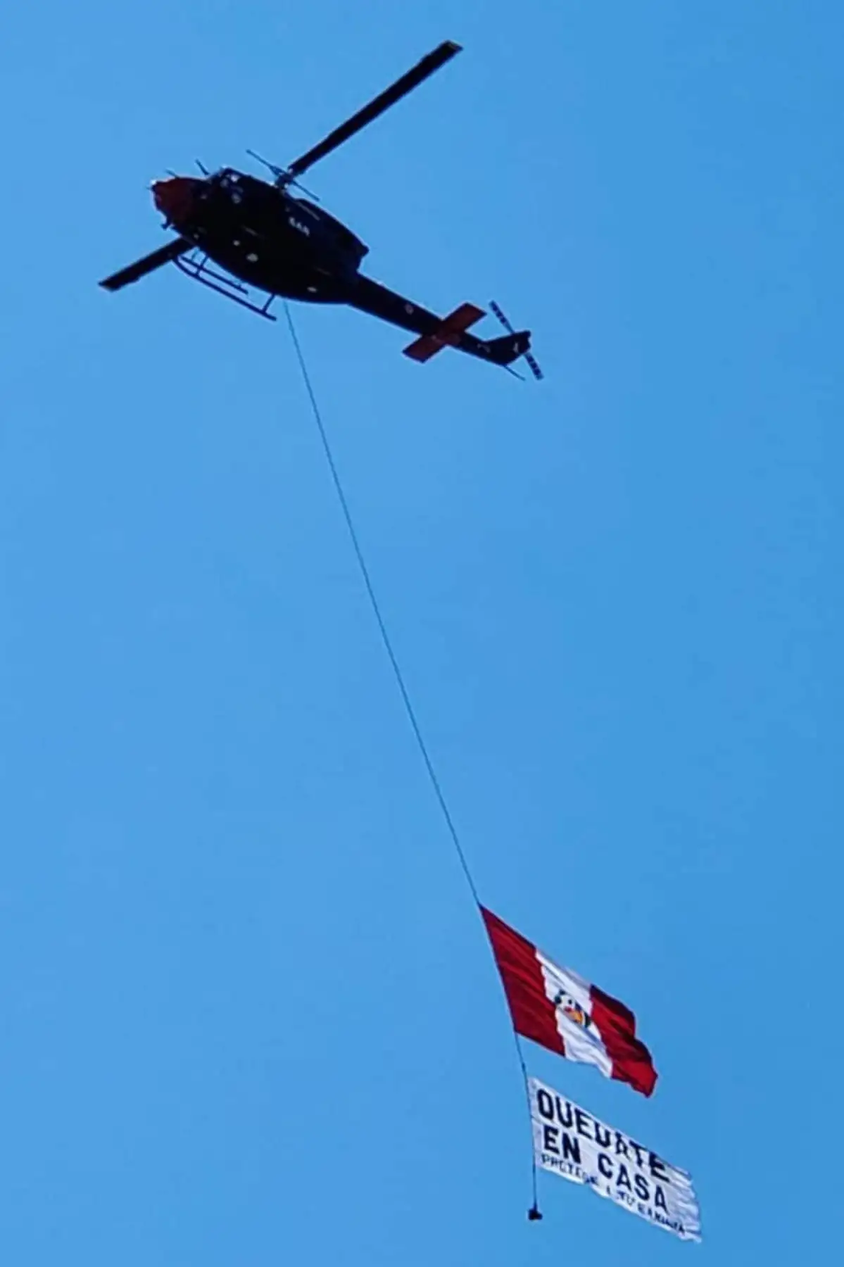 Un helicóptero Bell 212 de la Fuerza  Aérea sobrevoló Lima para brindar apoyo al personal FAP que viene patrullando los distritos de Surco, Miraflores, San Borja y Surquillo, transmitiendo a la vez un mensaje de aliento a toda la población. Foto: ANDINA/FAP