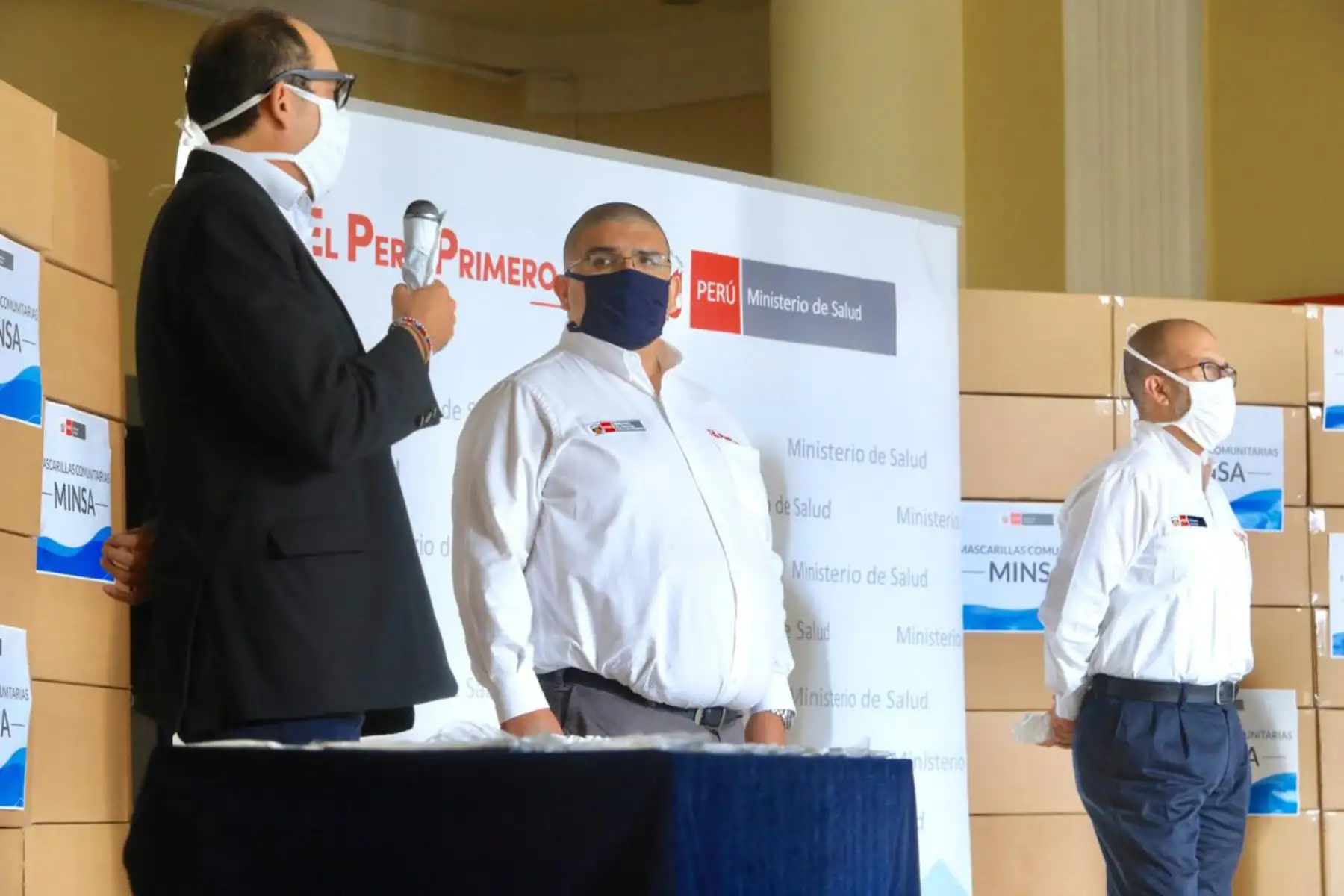 El titular del MINJUSDH, recibió un lote de 110 000 mascarillas por parte del Minsa, las que serán destinadas para prevenir la transmisión del COVID19 en los establecimientos penitenciarios del país.Fo:ANDINA/Ministerio de Justicia