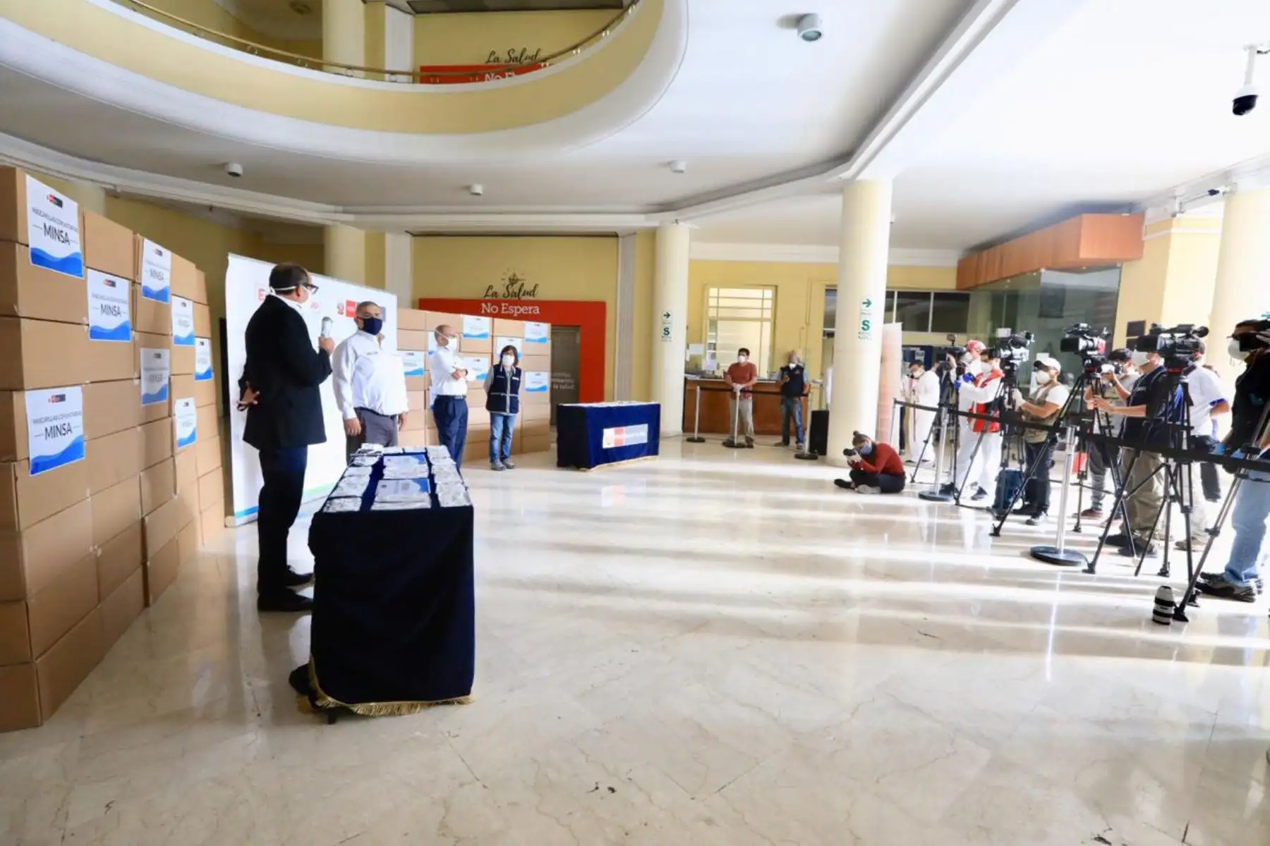 El titular del MINJUSDH, recibió un lote de 110 000 mascarillas por parte del Minsa, las que serán destinadas para prevenir la transmisión del COVID19 en los establecimientos penitenciarios del país.Fo:ANDINA/Ministerio de Justicia