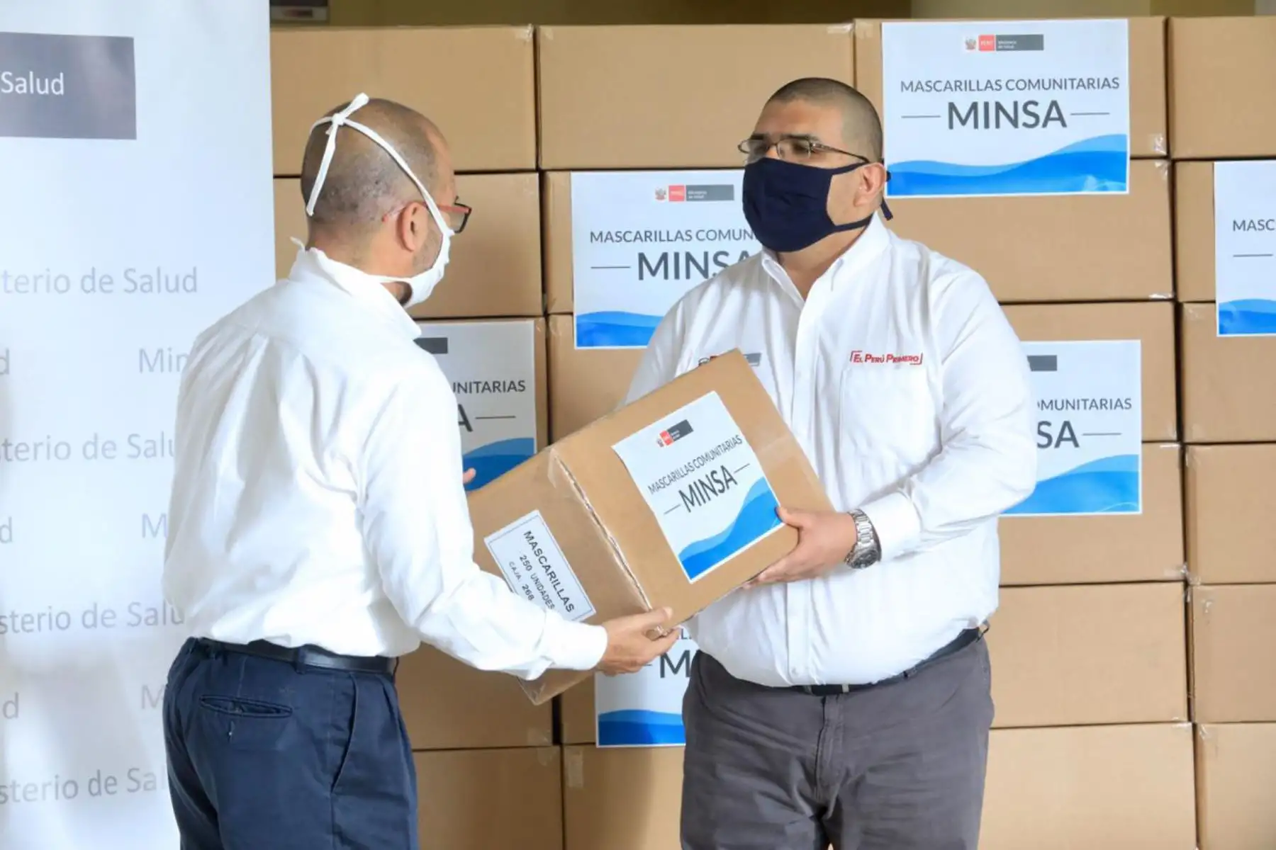 El titular del MINJUSDH, recibió un lote de 110 000 mascarillas por parte del Minsa, las que serán destinadas para prevenir la transmisión del COVID19 en los establecimientos penitenciarios del país.Fo:ANDINA/Ministerio de Justicia