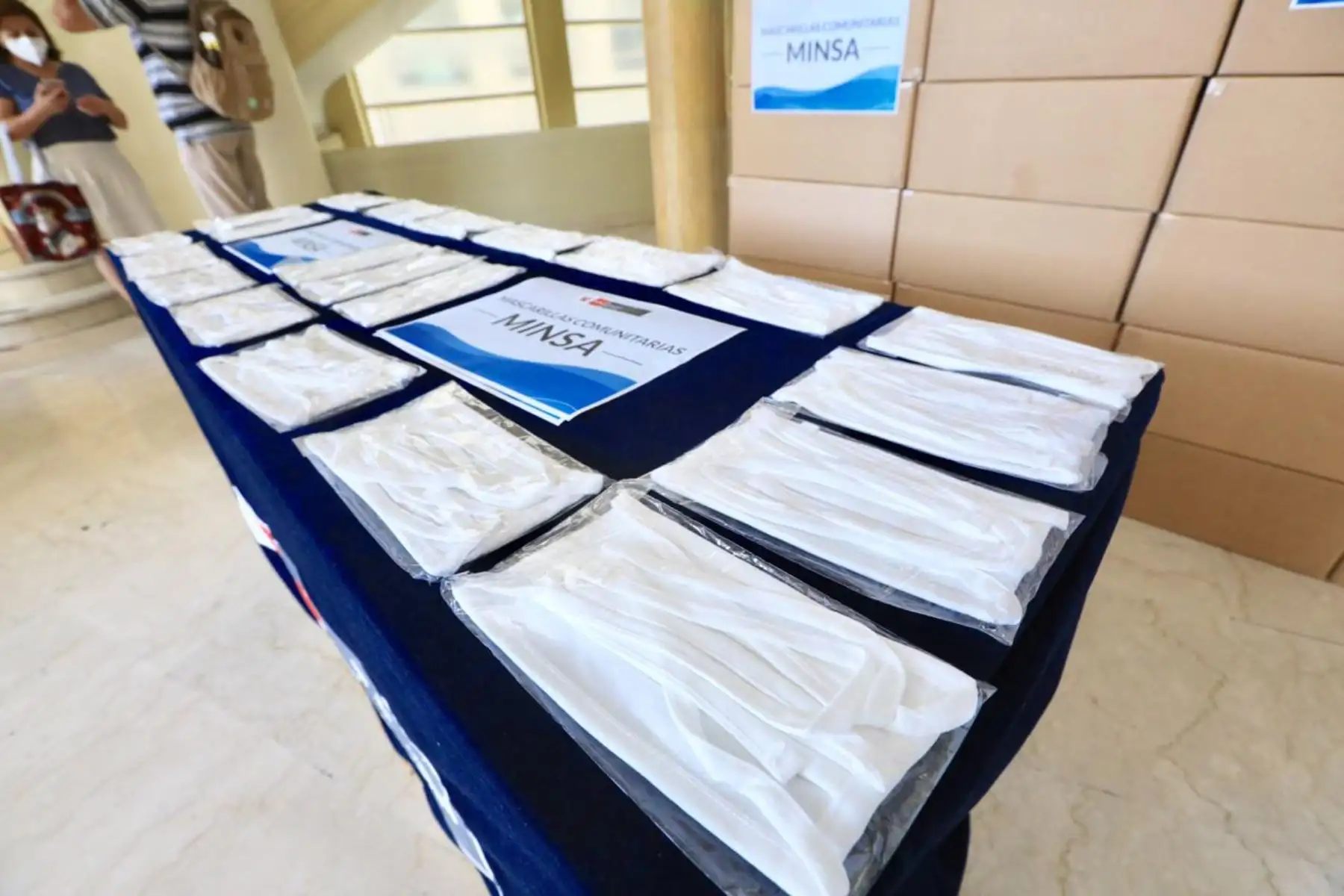 El titular del MINJUSDH, recibió un lote de 110 000 mascarillas por parte del Minsa, las que serán destinadas para prevenir la transmisión del COVID19 en los establecimientos penitenciarios del país.Fo:ANDINA/Ministerio de Justicia