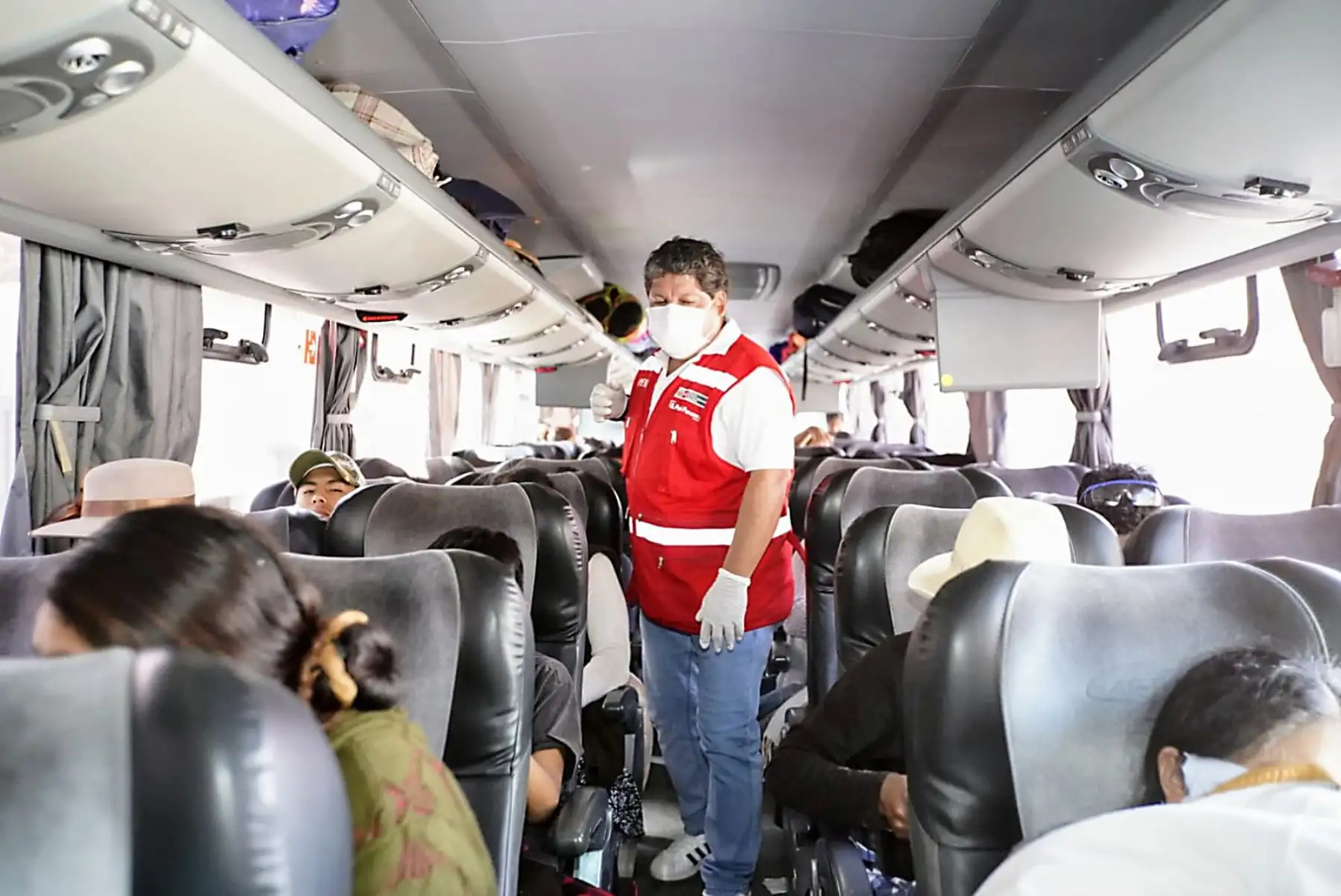 Nuestros colaboradores y colaboradoras reparten los almuerzos a las familias que viajarán hoy hacia la región Puno, luego de pasar los exámenes de descarte de coronavirus. Foto: ANDINA/@viviendaperu.
