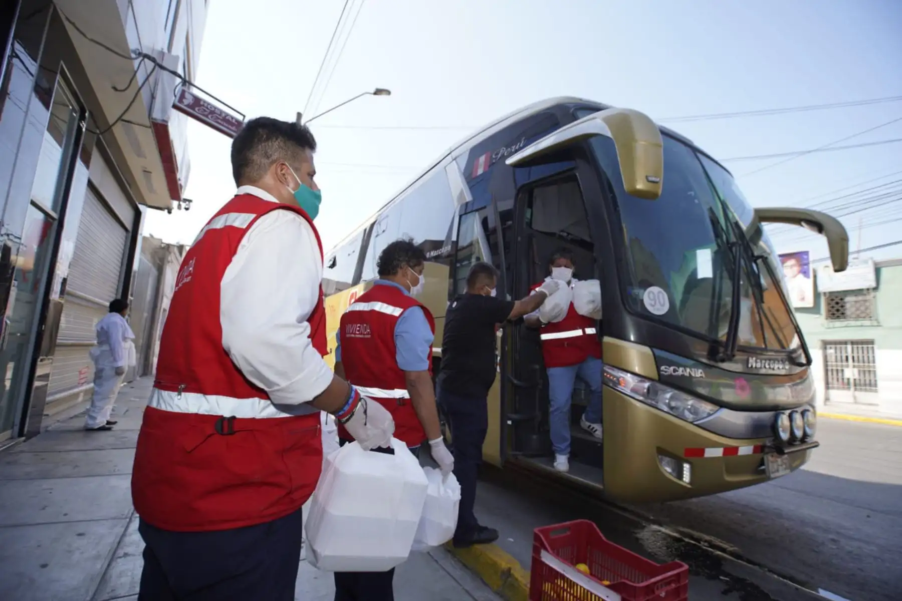 Nuestros colaboradores y colaboradoras reparten los almuerzos a las familias que viajarán hoy hacia la región Puno, luego de pasar los exámenes de descarte de coronavirus. Foto: ANDINA/@viviendaperu.