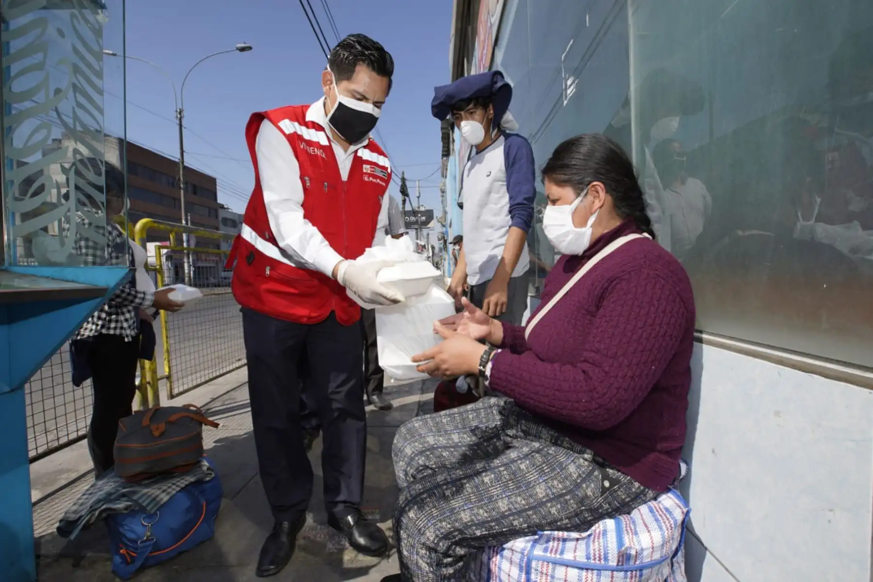 Nuestros colaboradores y colaboradoras reparten los almuerzos a las familias que viajarán hoy hacia la región Puno, luego de pasar los exámenes de descarte de coronavirus. Foto: ANDINA/@viviendaperu.