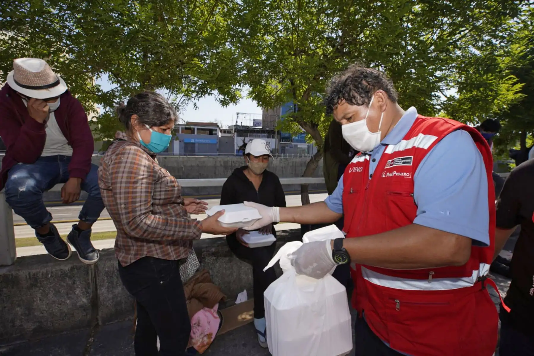 Nuestros colaboradores y colaboradoras reparten los almuerzos a las familias que viajarán hoy hacia la región Puno, luego de pasar los exámenes de descarte de coronavirus. Foto: ANDINA/@viviendaperu.