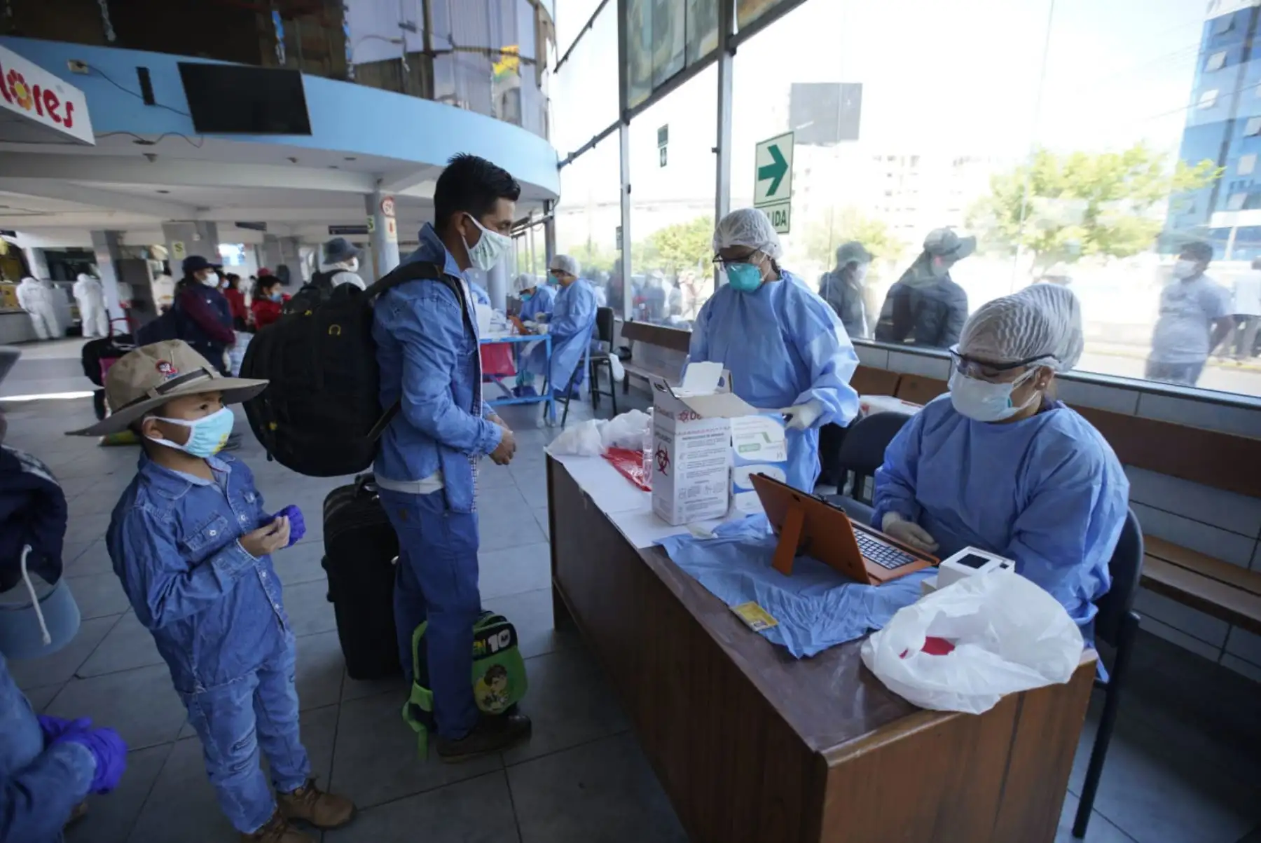 Nuestros colaboradores y colaboradoras reparten los almuerzos a las familias que viajarán hoy hacia la región Puno, luego de pasar los exámenes de descarte de coronavirus. Foto: ANDINA/@viviendaperu.