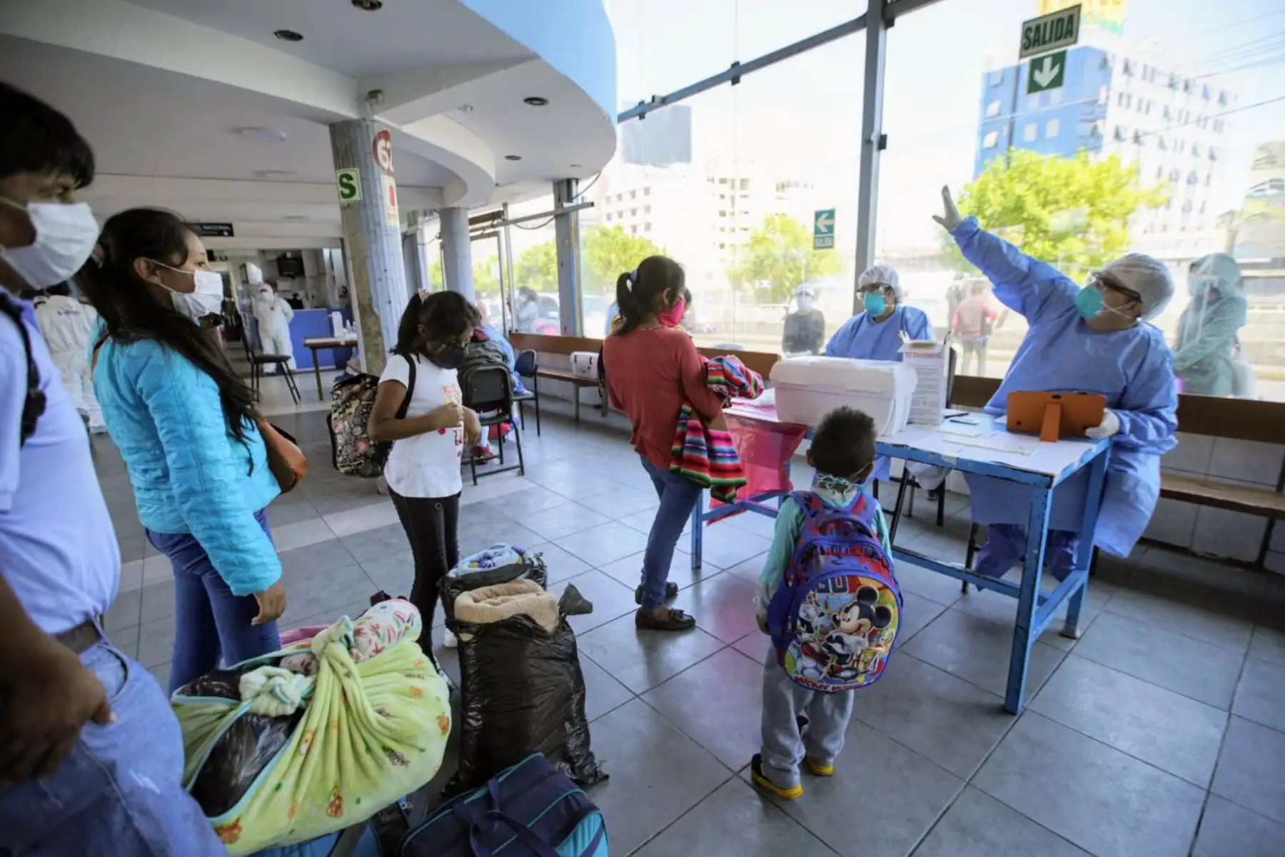 Retornan a Puno las familias que quedaron varadas en Lima debido al Estado de Emergencia Nacional ante el brote del COVID-19.  Foto: ANDINA/@viviendaperu.