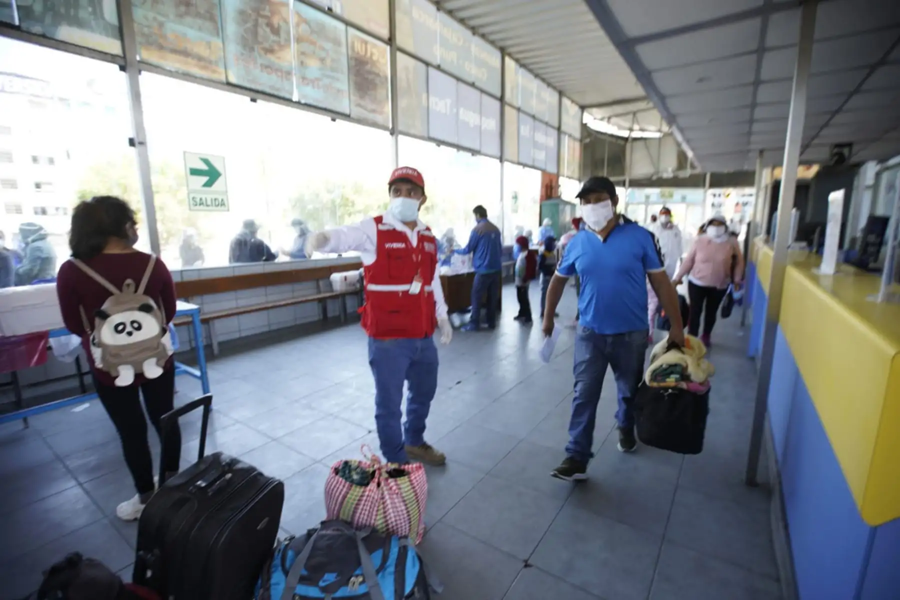 Retornan a Puno las familias que quedaron varadas en Lima debido al Estado de Emergencia Nacional ante el brote del COVID-19.  Foto: ANDINA/@viviendaperu.