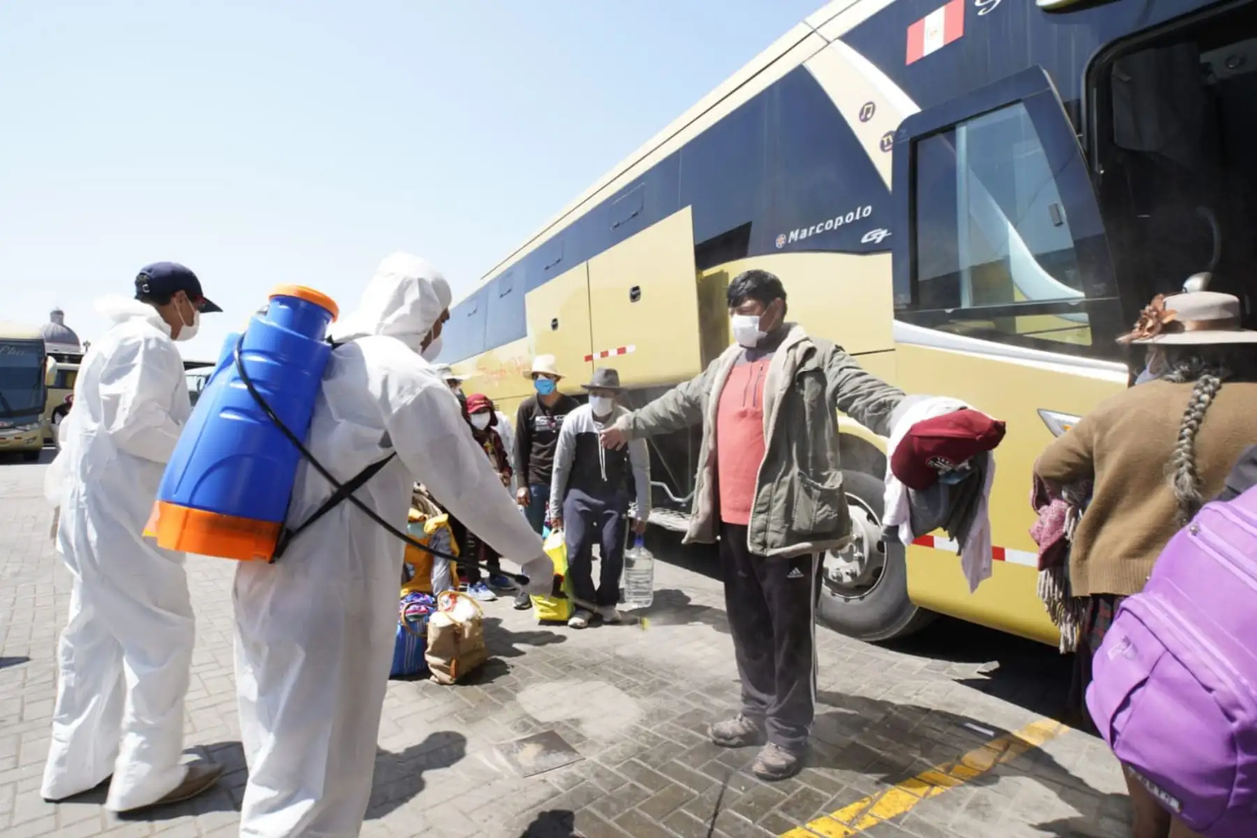 Retornan a Puno las familias que quedaron varadas en Lima debido al Estado de Emergencia Nacional ante el brote del COVID-19.  Foto: ANDINA/@viviendaperu.