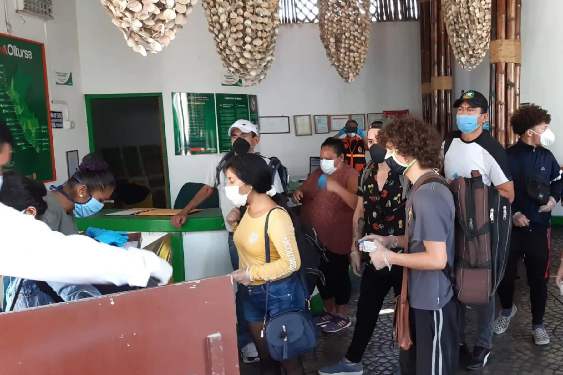 Alrededor de 52 connacionales fueron trasladados a Lima, su región de domicilio. Gore Tumbes, Defensoría del Pueblo, la Policía Nacional e INDECI realizaron los controles de rigor.

Foto: INDECI