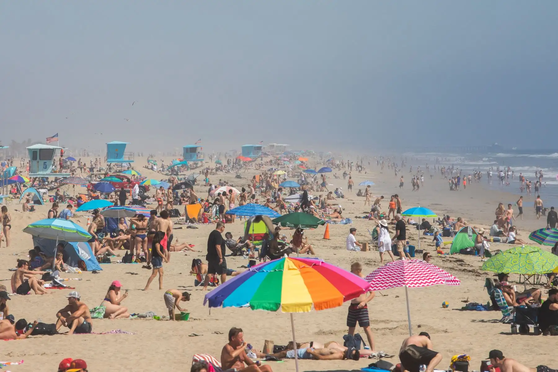 Varias playas de California lucieron abarrotadas tras el levantamiento de algunas restricciones, aunque las recomendaciones de confinamiento continúan en este estado y otras partes de EE. UU. Foto: AFP