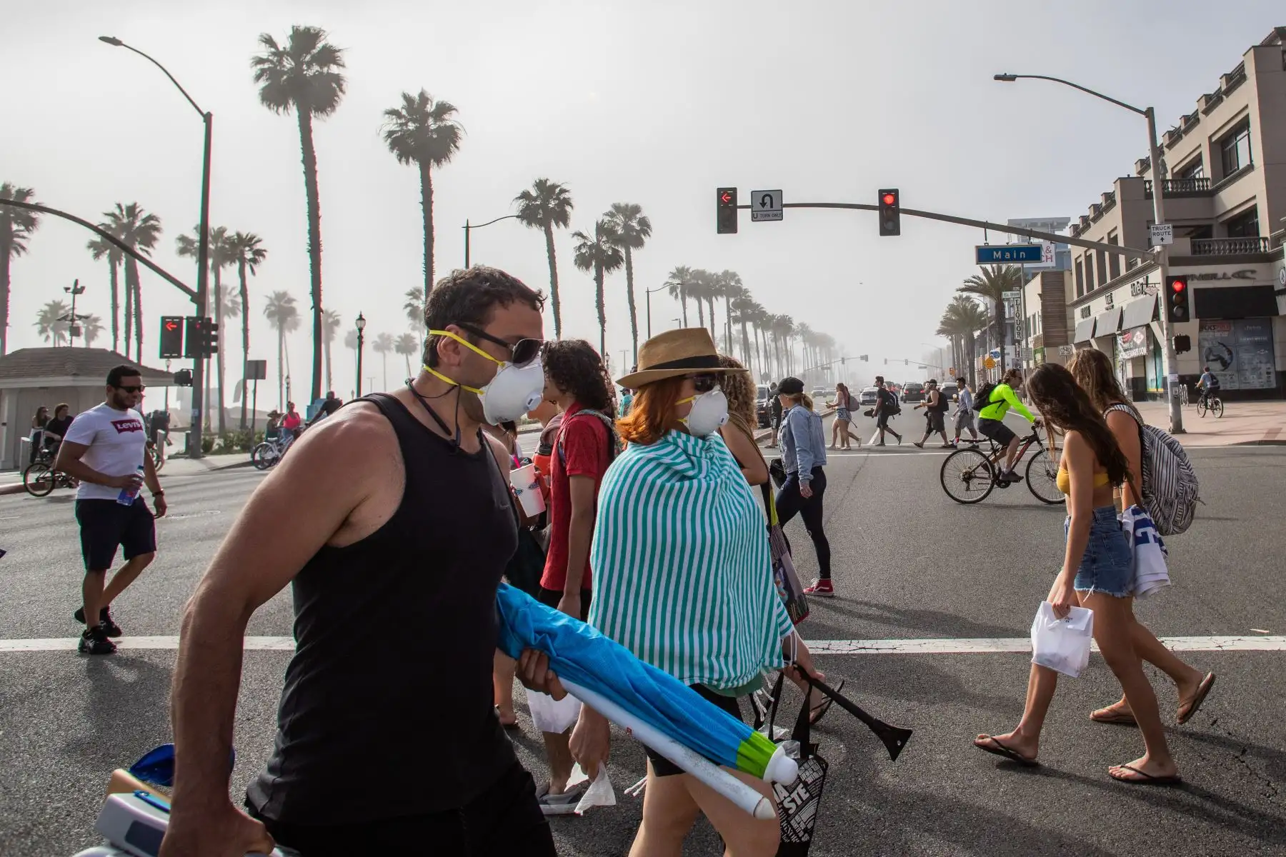 Varias playas de California lucieron abarrotadas tras el levantamiento de algunas restricciones, aunque las recomendaciones de confinamiento continúan en este estado y otras partes de EE. UU. Foto: AFP