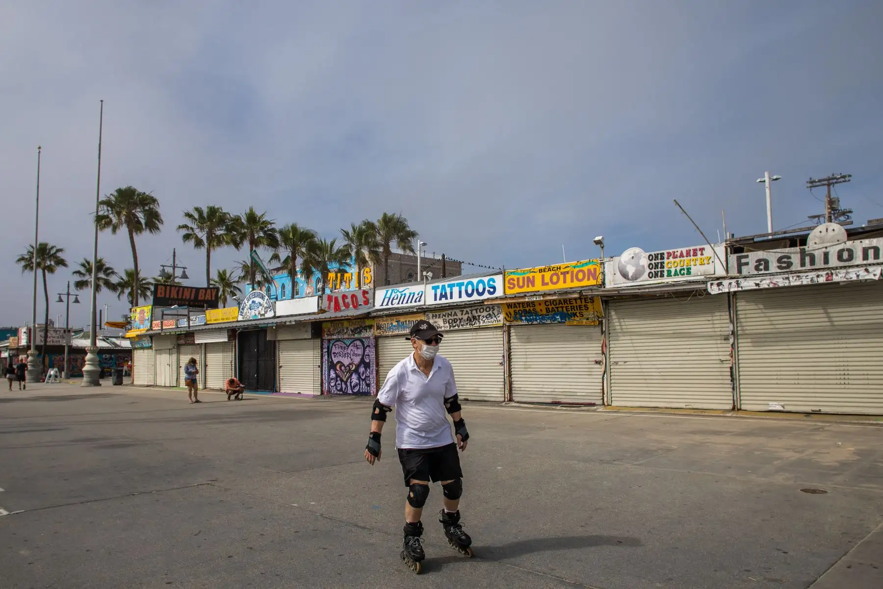 Varias playas de California lucieron abarrotadas tras el levantamiento de algunas restricciones, aunque las recomendaciones de confinamiento continúan en este estado y otras partes de EE. UU. Foto: AFP