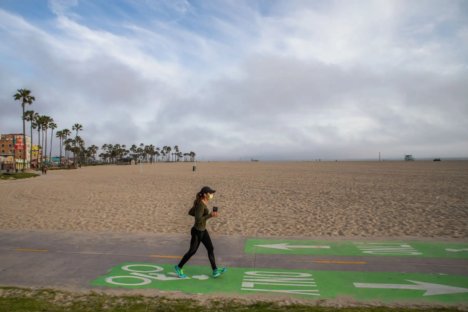 Varias playas de California lucieron abarrotadas tras el levantamiento de algunas restricciones, aunque las recomendaciones de confinamiento continúan en este estado y otras partes de EE. UU. Foto: AFP