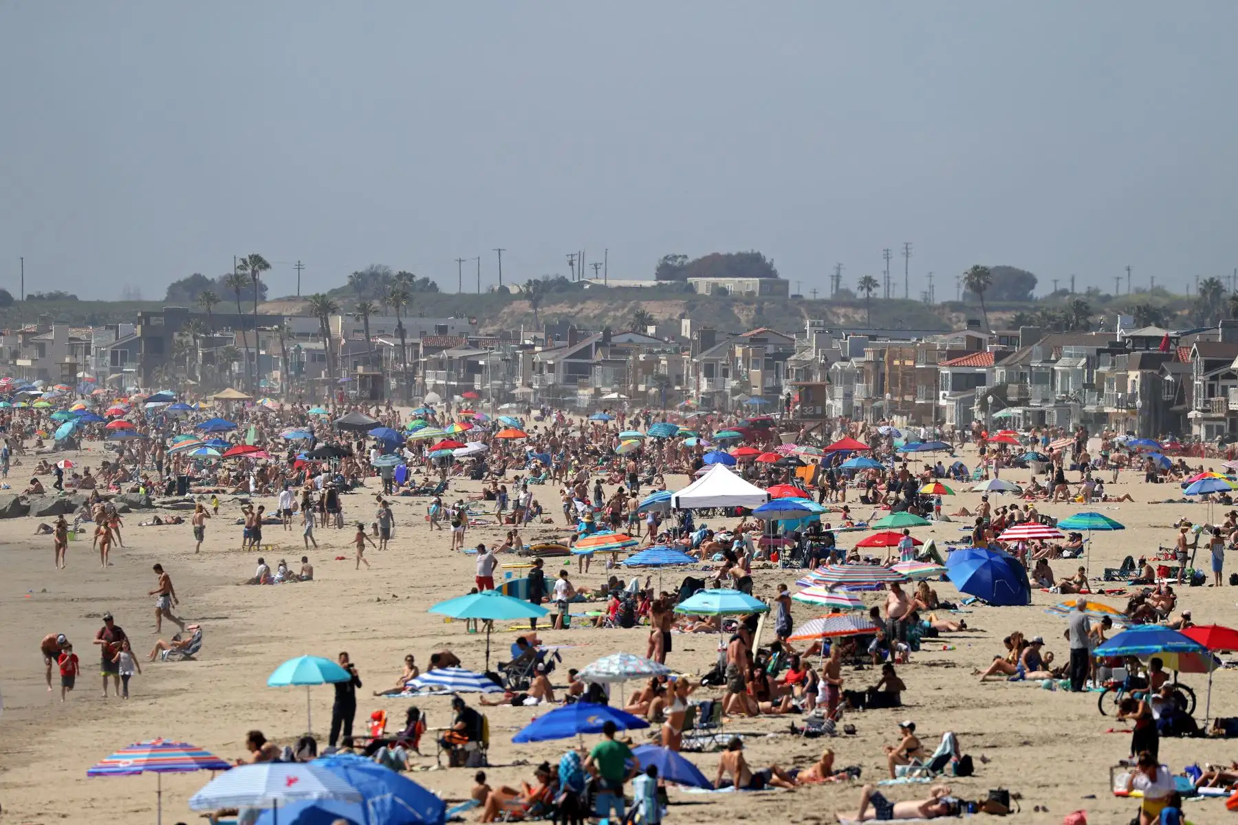 Varias playas de California lucieron abarrotadas tras el levantamiento de algunas restricciones, aunque las recomendaciones de confinamiento continúan en este estado y otras partes de EE. UU. Foto: AFP