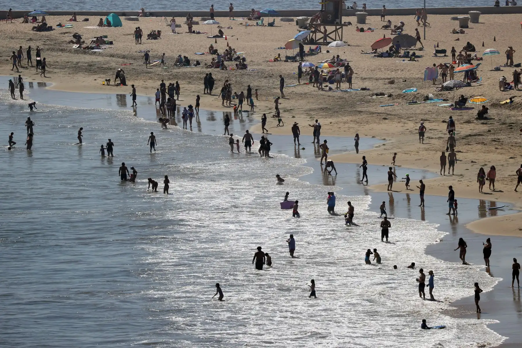 Varias playas de California lucieron abarrotadas tras el levantamiento de algunas restricciones, aunque las recomendaciones de confinamiento continúan en este estado y otras partes de EE. UU. Foto: AFP