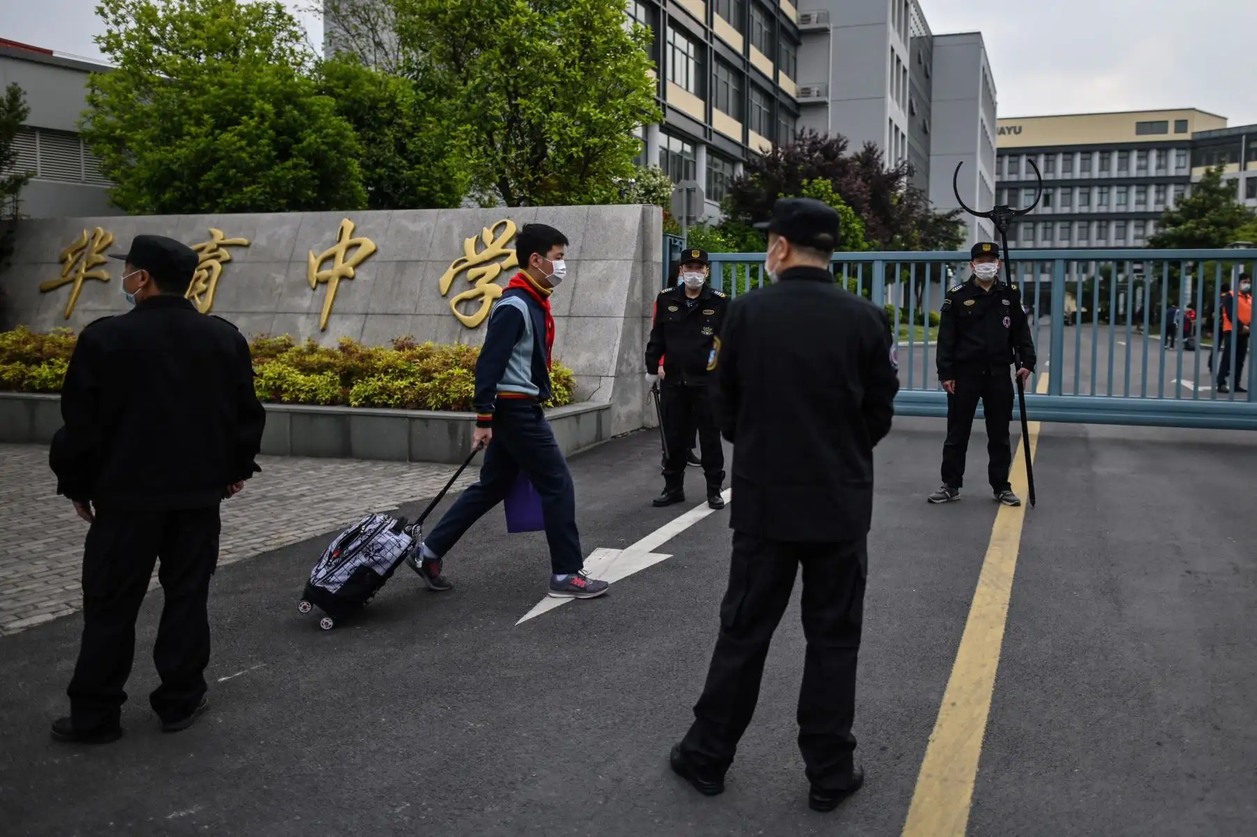Estudiantes del último grado de secundaria y de bachillerato de China volvieron este lunes a las aulas después del prolongado cierre de los centros educativos desde enero a causa del coronavirus COVID-19. Foto: AFP