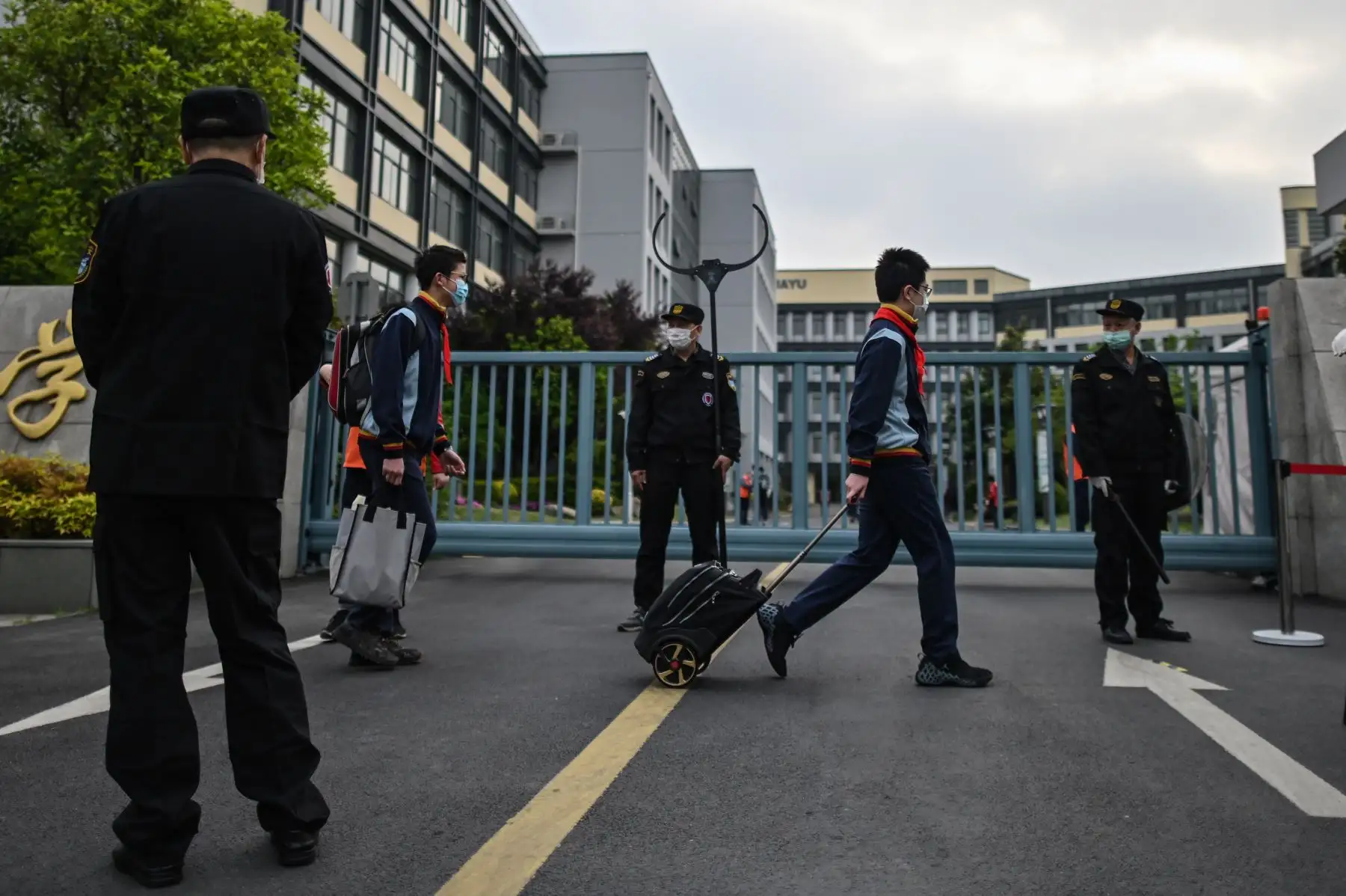 Estudiantes del último grado de secundaria y de bachillerato de China volvieron este lunes a las aulas después del prolongado cierre de los centros educativos desde enero a causa del coronavirus COVID-19. Foto: AFP