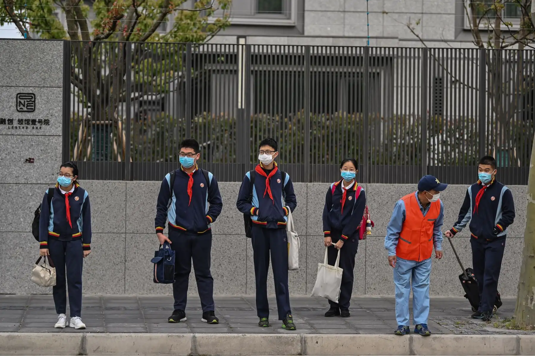 Estudiantes del último grado de secundaria y de bachillerato de China volvieron este lunes a las aulas después del prolongado cierre de los centros educativos desde enero a causa del coronavirus COVID-19. Foto: AFP
