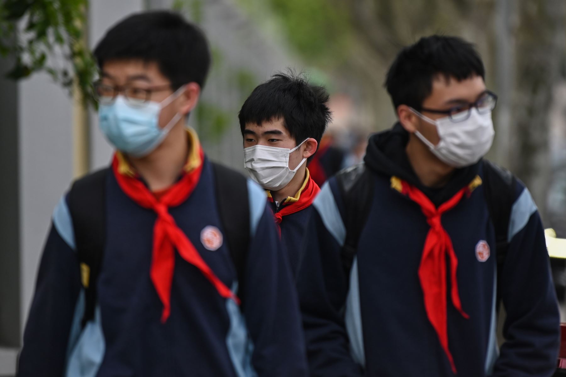 Estudiantes del último grado de secundaria y de bachillerato de China volvieron este lunes a las aulas después del prolongado cierre de los centros educativos desde enero a causa del coronavirus COVID-19. Foto: AFP