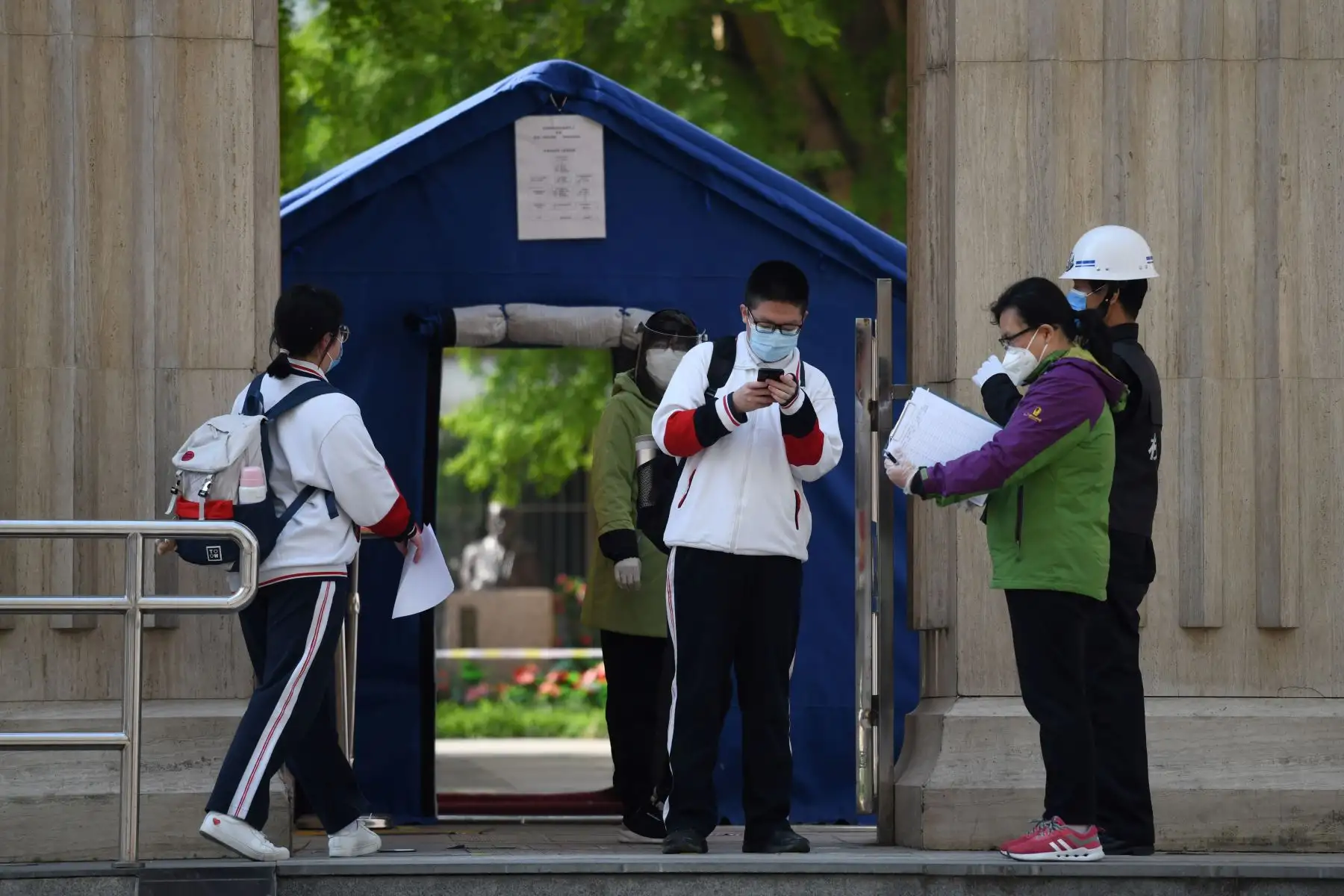 Estudiantes del último grado de secundaria y de bachillerato de China volvieron este lunes a las aulas después del prolongado cierre de los centros educativos desde enero a causa del coronavirus COVID-19. Foto: AFP