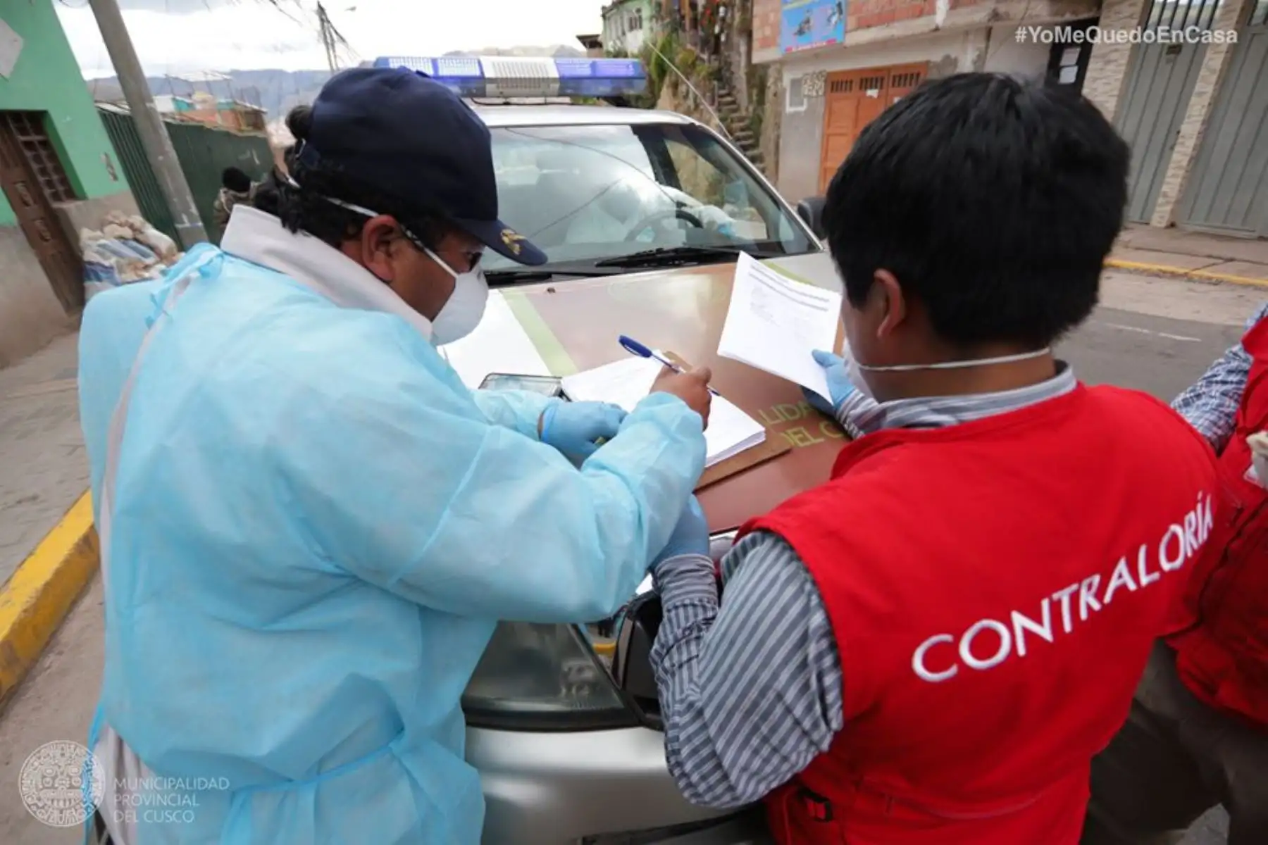 Municipalidad de Cusco  entrega Canasta Básica Familiar a las familias vulnerables acompañado de equipo de Contraloría quien fiscaliza el reparto en diferentes sectores del distrito Cusco.
Foto: Municipalidad de Cusco
