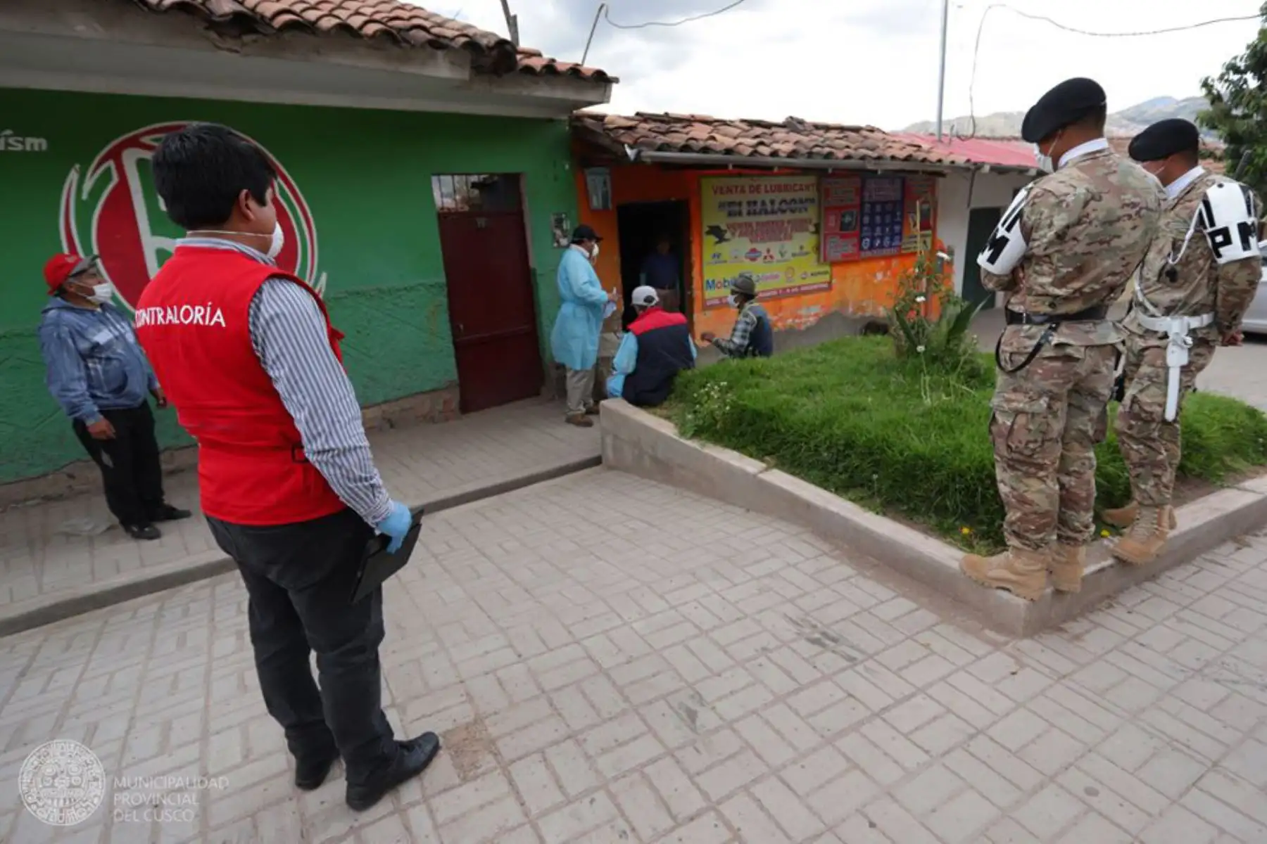 Municipalidad de Cusco  entrega Canasta Básica Familiar a las familias vulnerables acompañado de equipo de Contraloría quien fiscaliza el reparto en diferentes sectores del distrito Cusco.
Foto: Municipalidad de Cusco
