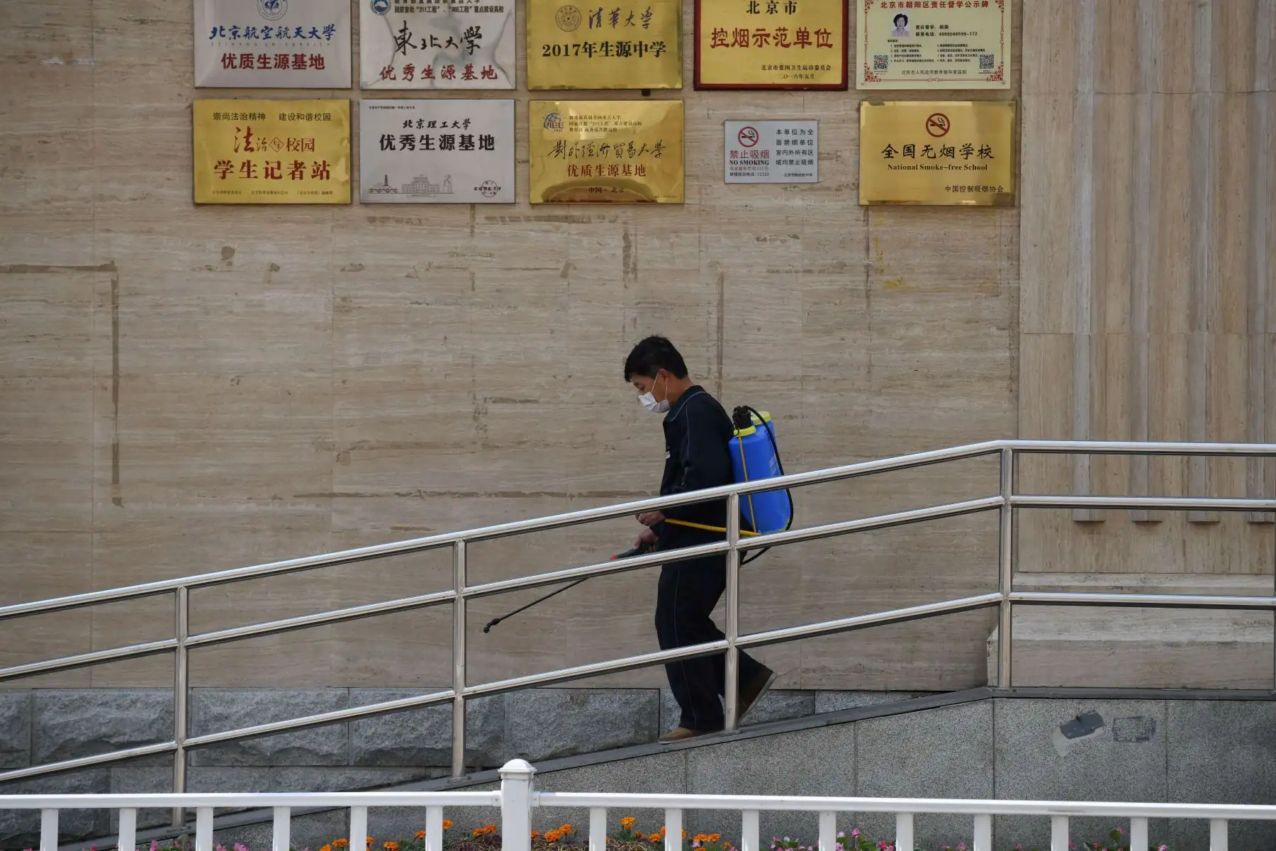 Estudiantes del último grado de secundaria y de bachillerato de China volvieron este lunes a las aulas después del prolongado cierre de los centros educativos desde enero a causa del coronavirus COVID-19. Foto: AFP