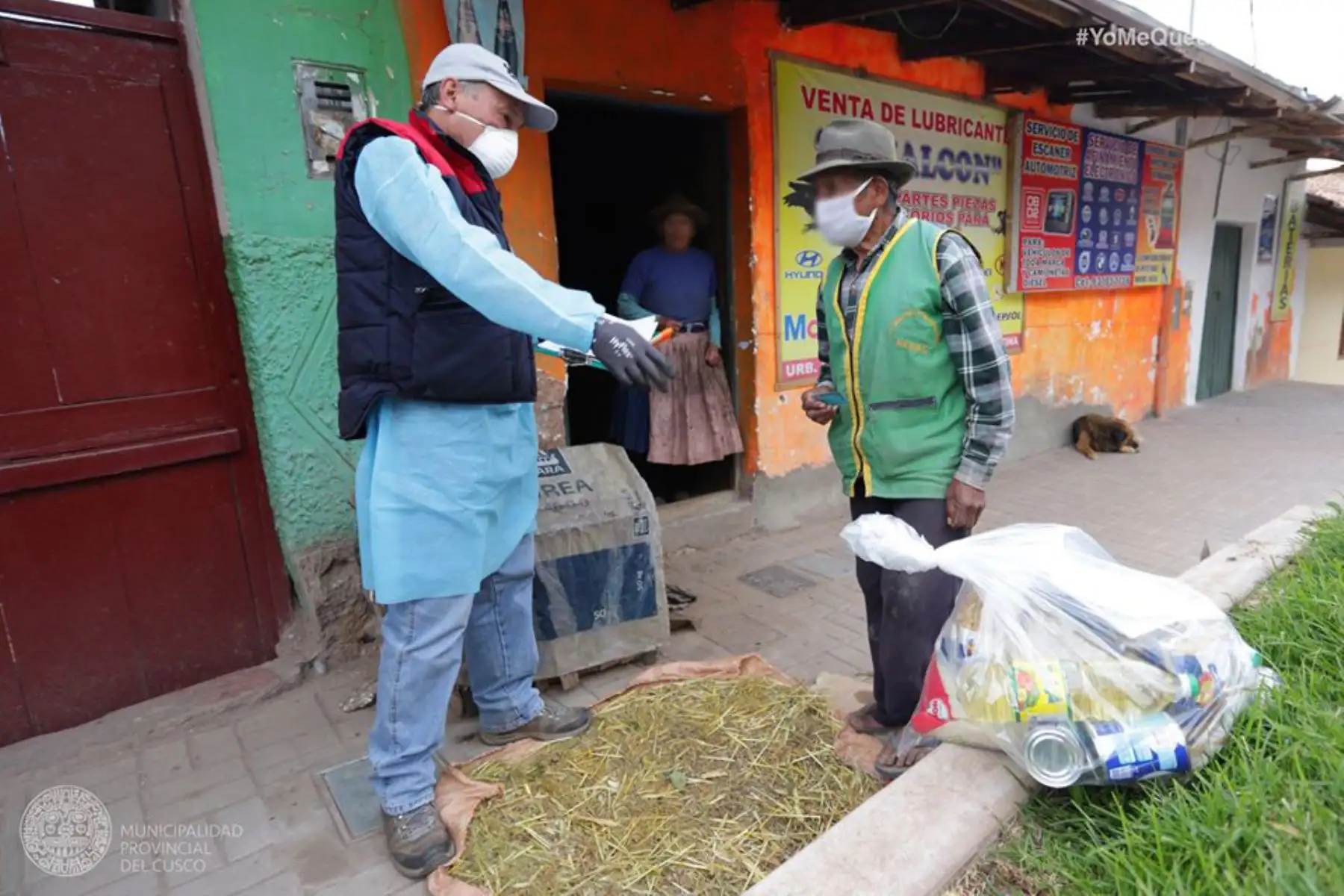 Municipalidad de Cusco  entrega Canasta Básica Familiar a las familias vulnerables acompañado de equipo de Contraloría quien fiscaliza el reparto en diferentes sectores del distrito Cusco.
Foto: Municipalidad de Cusco