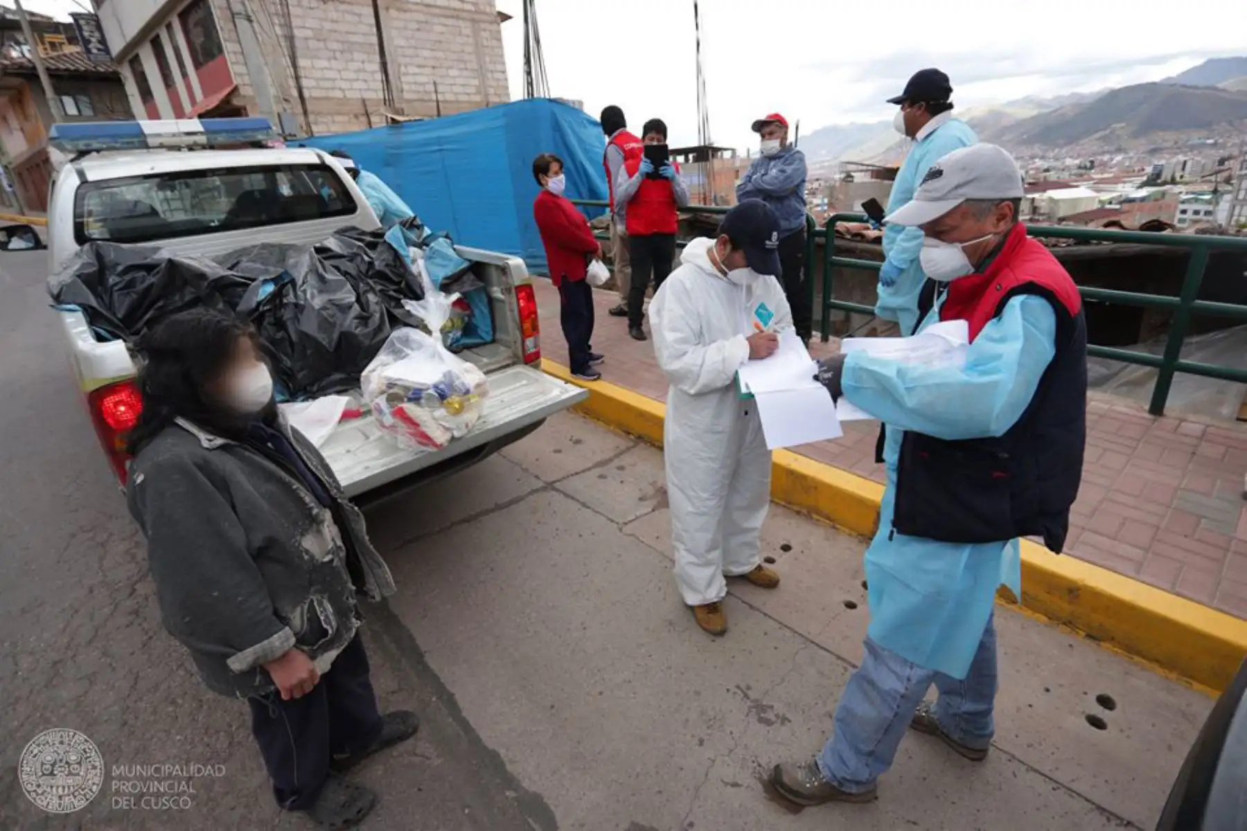 Municipalidad de Cusco  entrega Canasta Básica Familiar a las familias vulnerables acompañado de equipo de Contraloría quien fiscaliza el reparto en diferentes sectores del distrito Cusco.
Foto: Municipalidad de Cusco