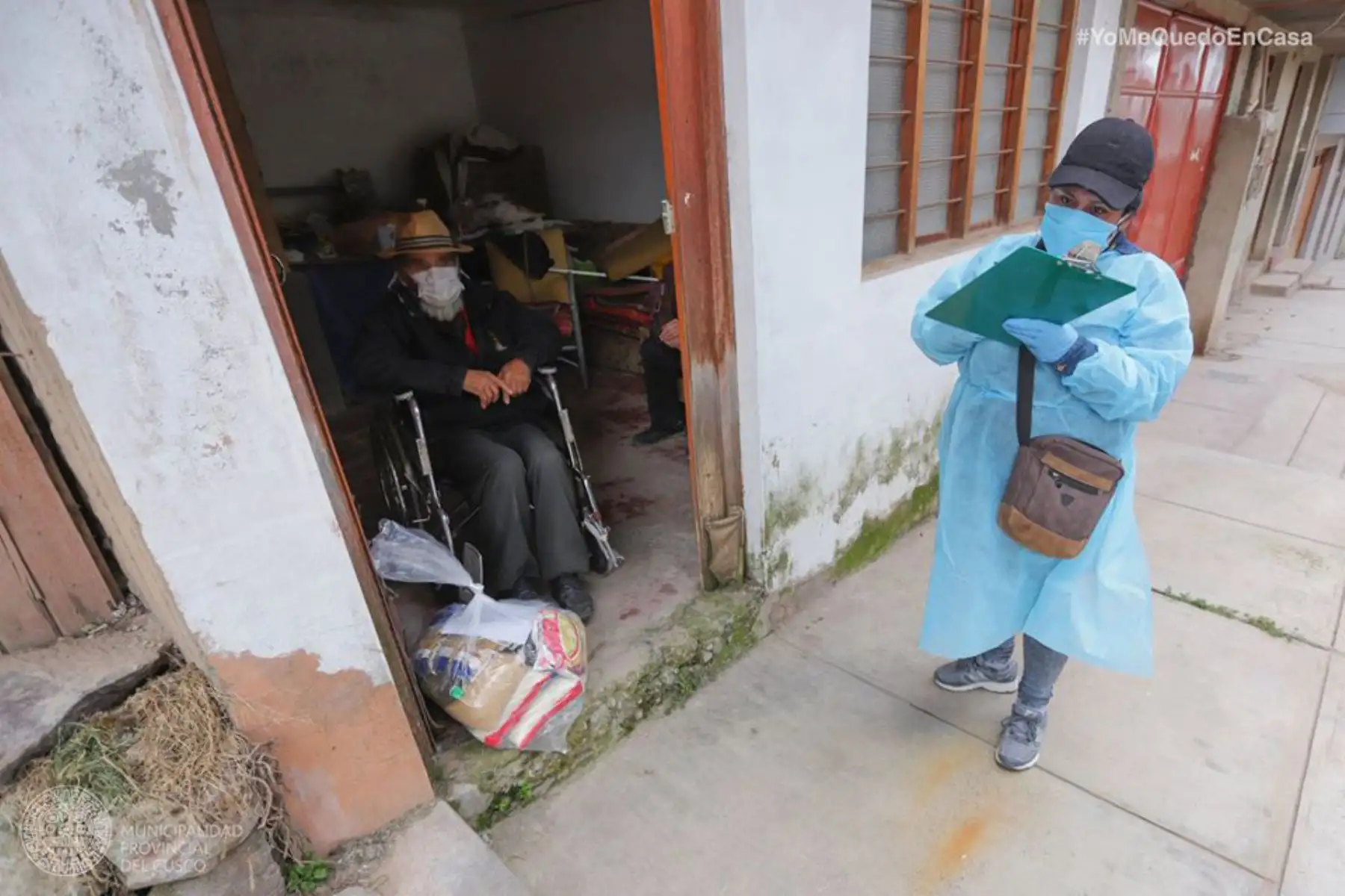 Municipalidad de Cusco  entrega Canasta Básica Familiar a las familias vulnerables acompañado de equipo de Contraloría quien fiscaliza el reparto en diferentes sectores del distrito Cusco.
Foto: Municipalidad de Cusco