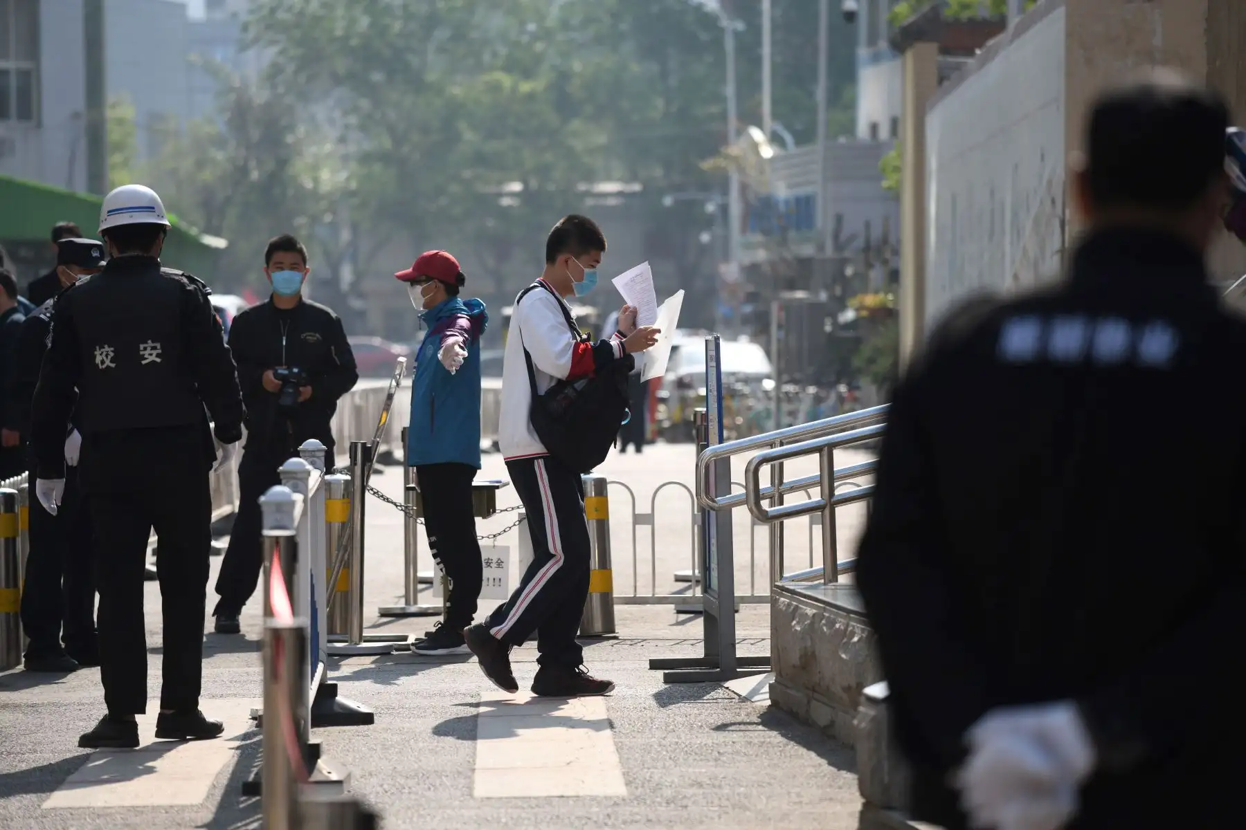 Estudiantes del último grado de secundaria y de bachillerato de China volvieron este lunes a las aulas después del prolongado cierre de los centros educativos desde enero a causa del coronavirus COVID-19. Foto: AFP