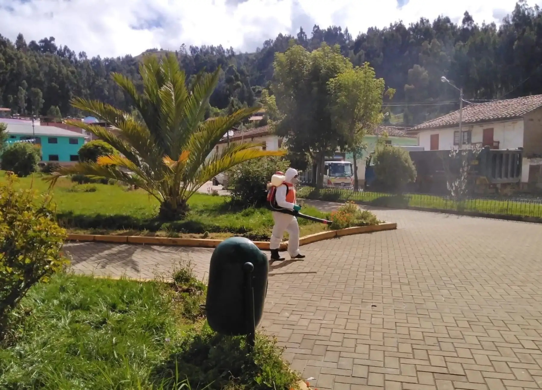 El COER ejecuta trabajos de desinfección en la zona de Conchucos, en la sierra de Áncash.