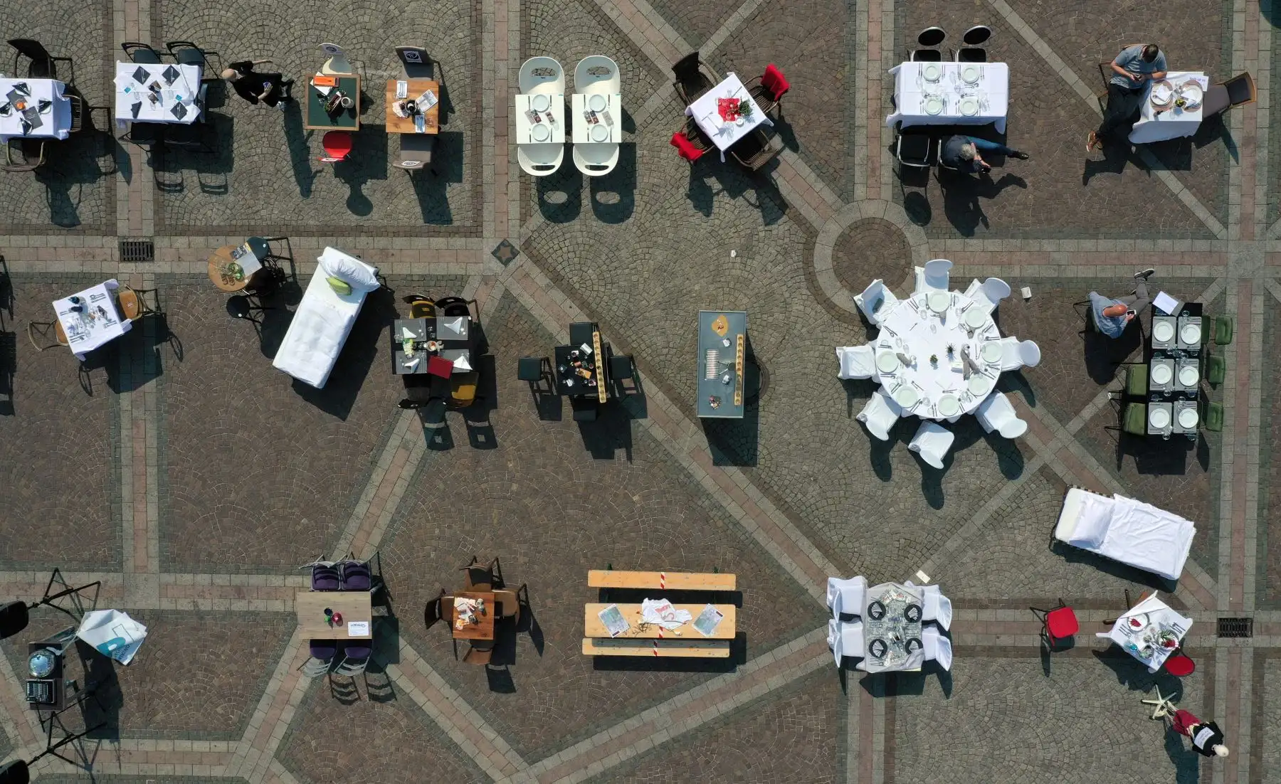 Una vista aérea tomada el 24 de abril de 2020 muestra mesas colocadas con platos y manteles frente a una plaza en Dortmund, Alemania occidental. Foto: AFP