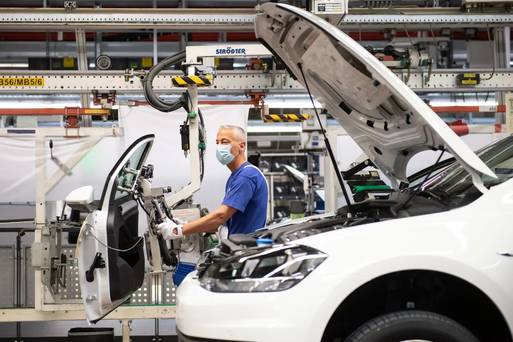 Un empleado del fabricante de automóviles alemán Volkswagen trabaja en la línea de ensamblaje de la planta de la compañía en Wolfsburg, norte de Alemania. Foto: AFP