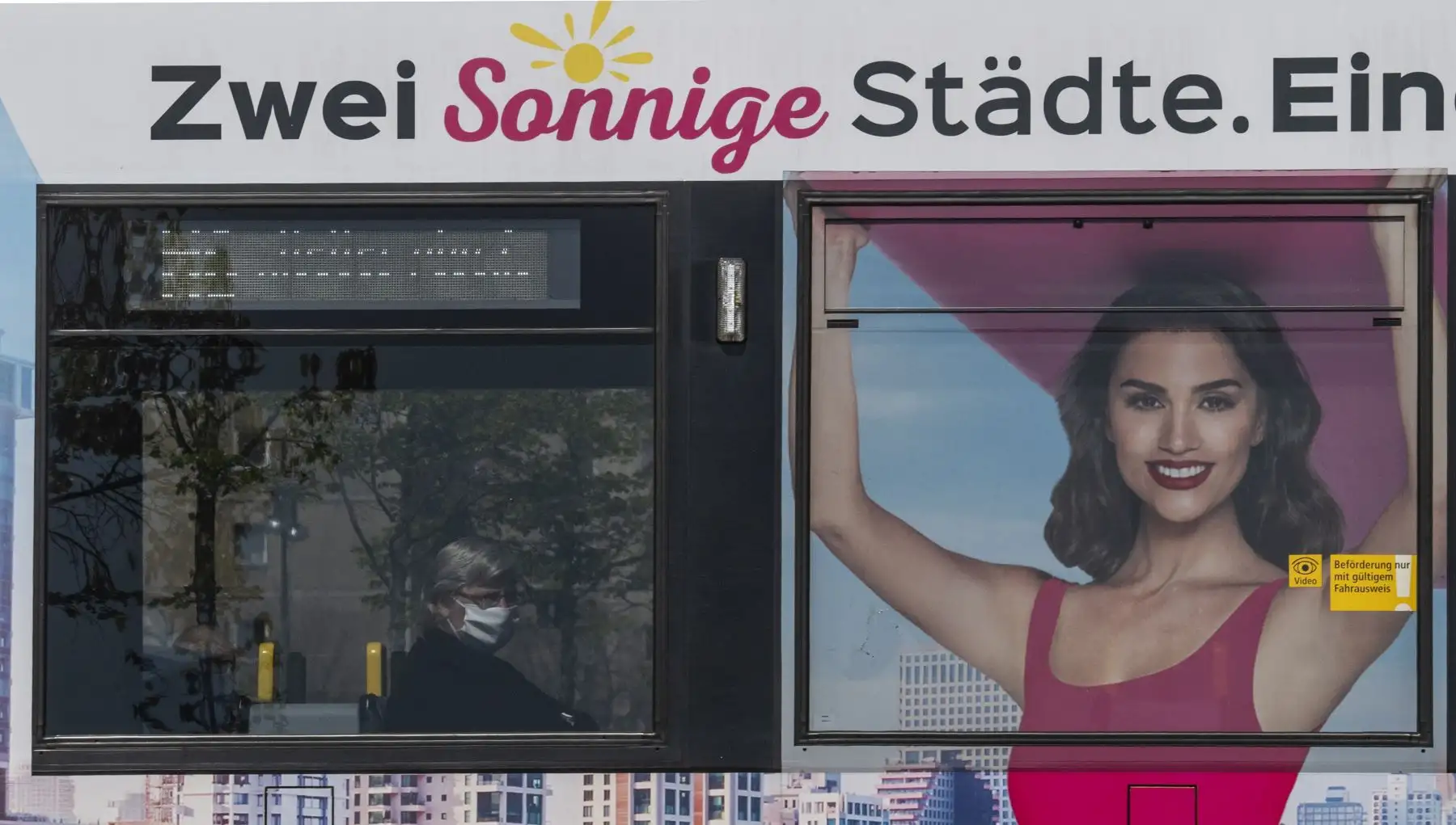 Una pasajera usa una cubierta de protección facial mientras viaja en un tranvía en Berlín el 27 de abril de 2020 en Berlín, en medio de la nueva pandemia de coronavirus COVID-19. Foto: AFP